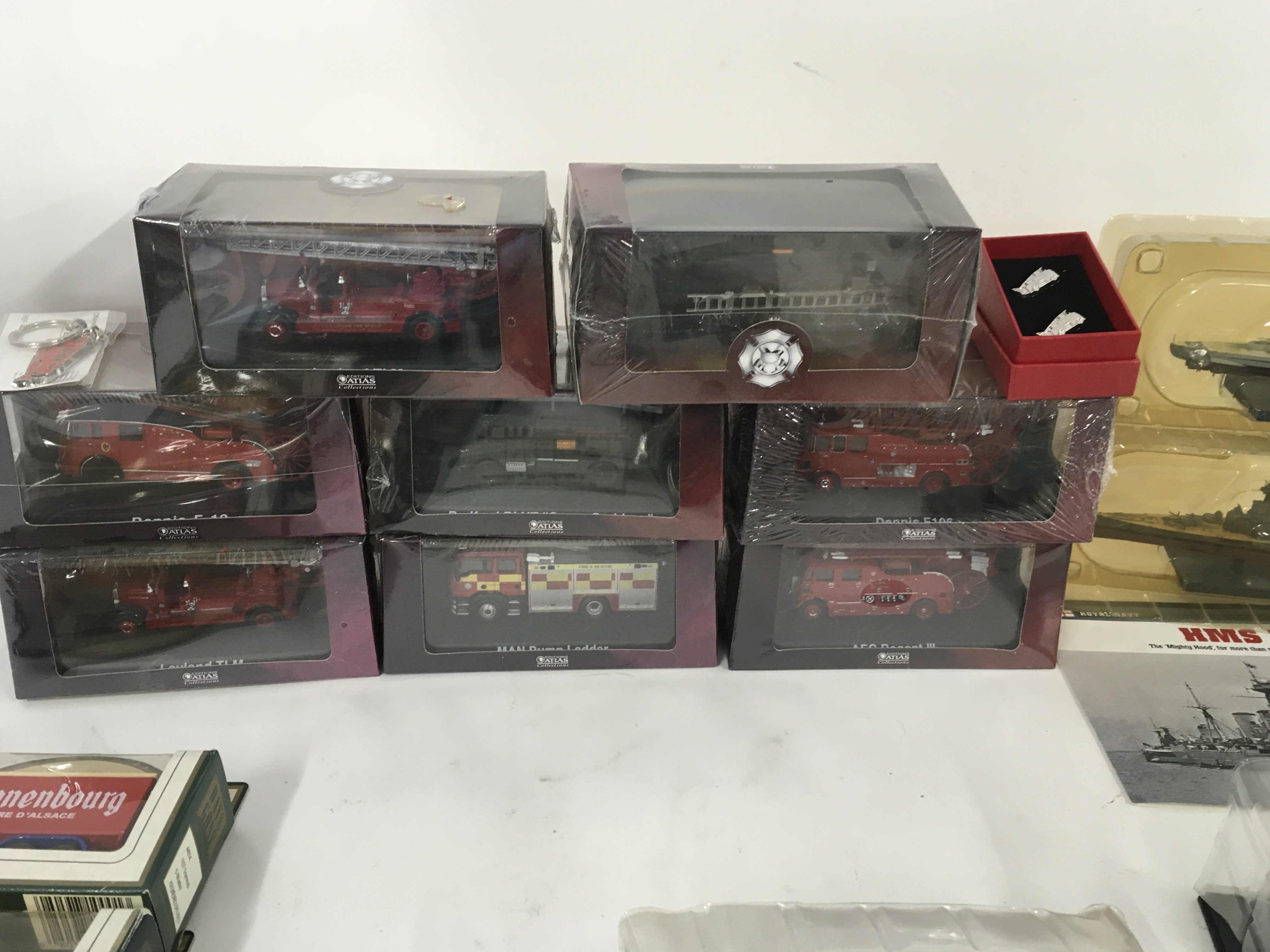 A collection of 25 assorted items mainly model car - Image 6 of 7
