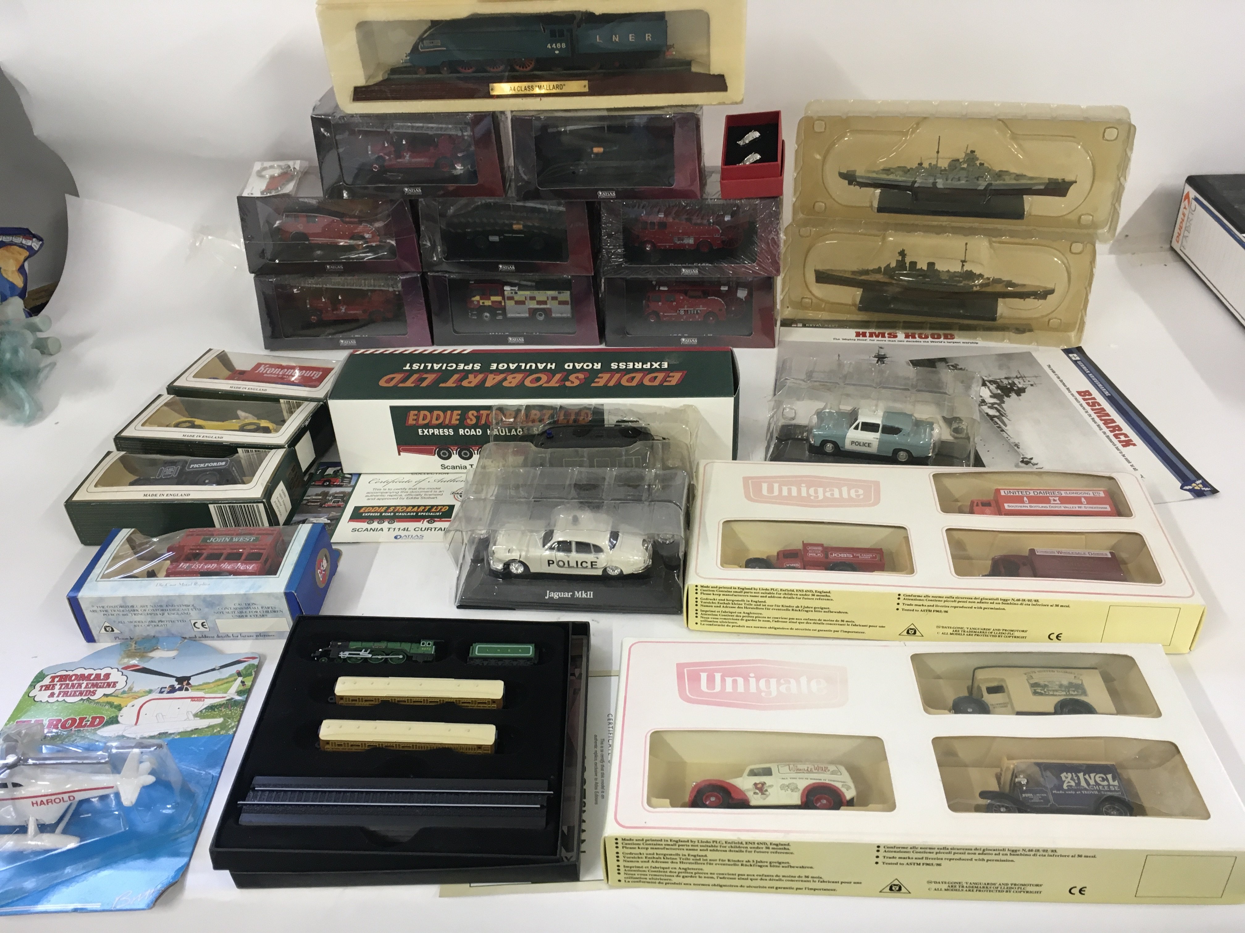 A collection of 25 assorted items mainly model car