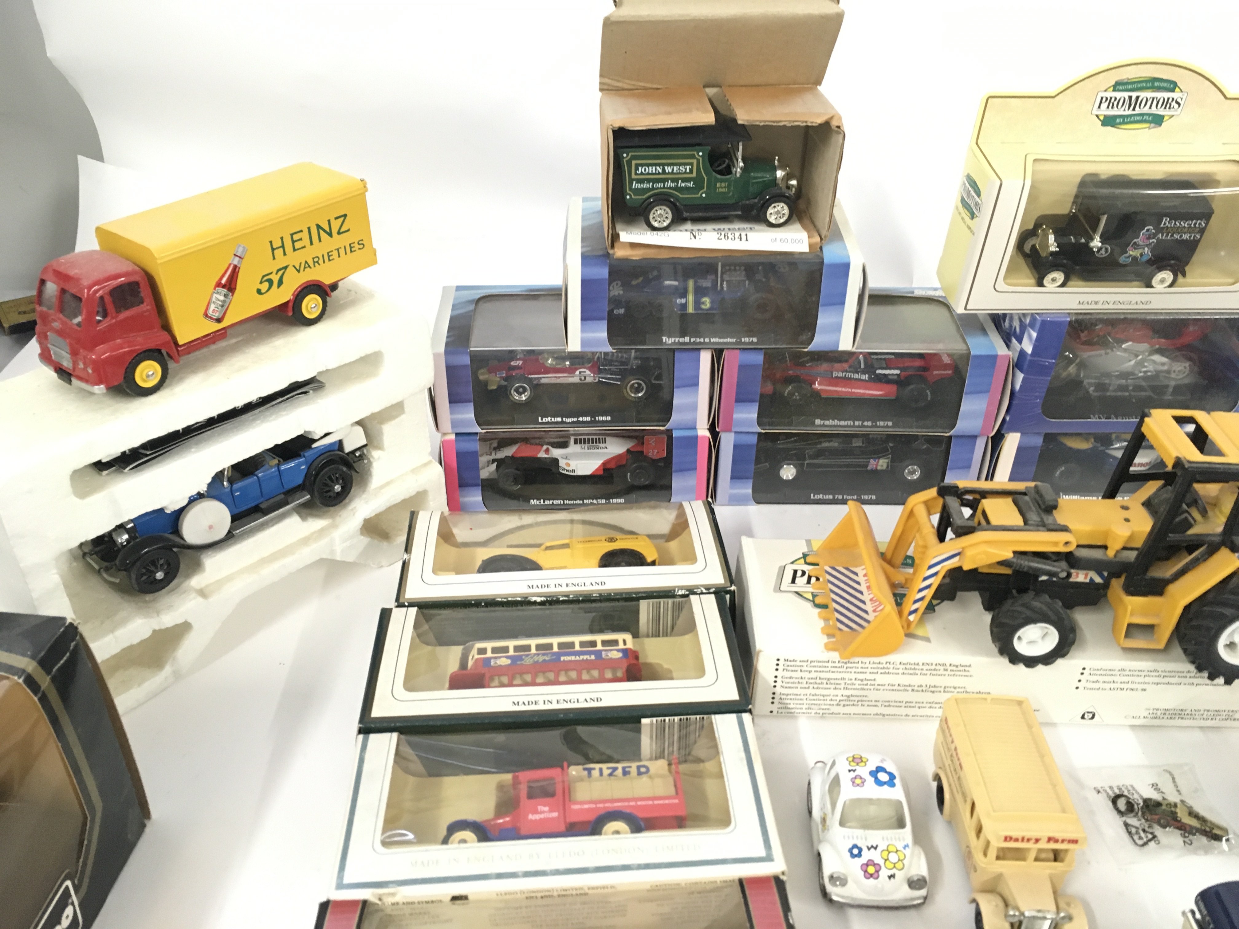A collection of 20 boxed model vehicles and a furt - Image 2 of 5