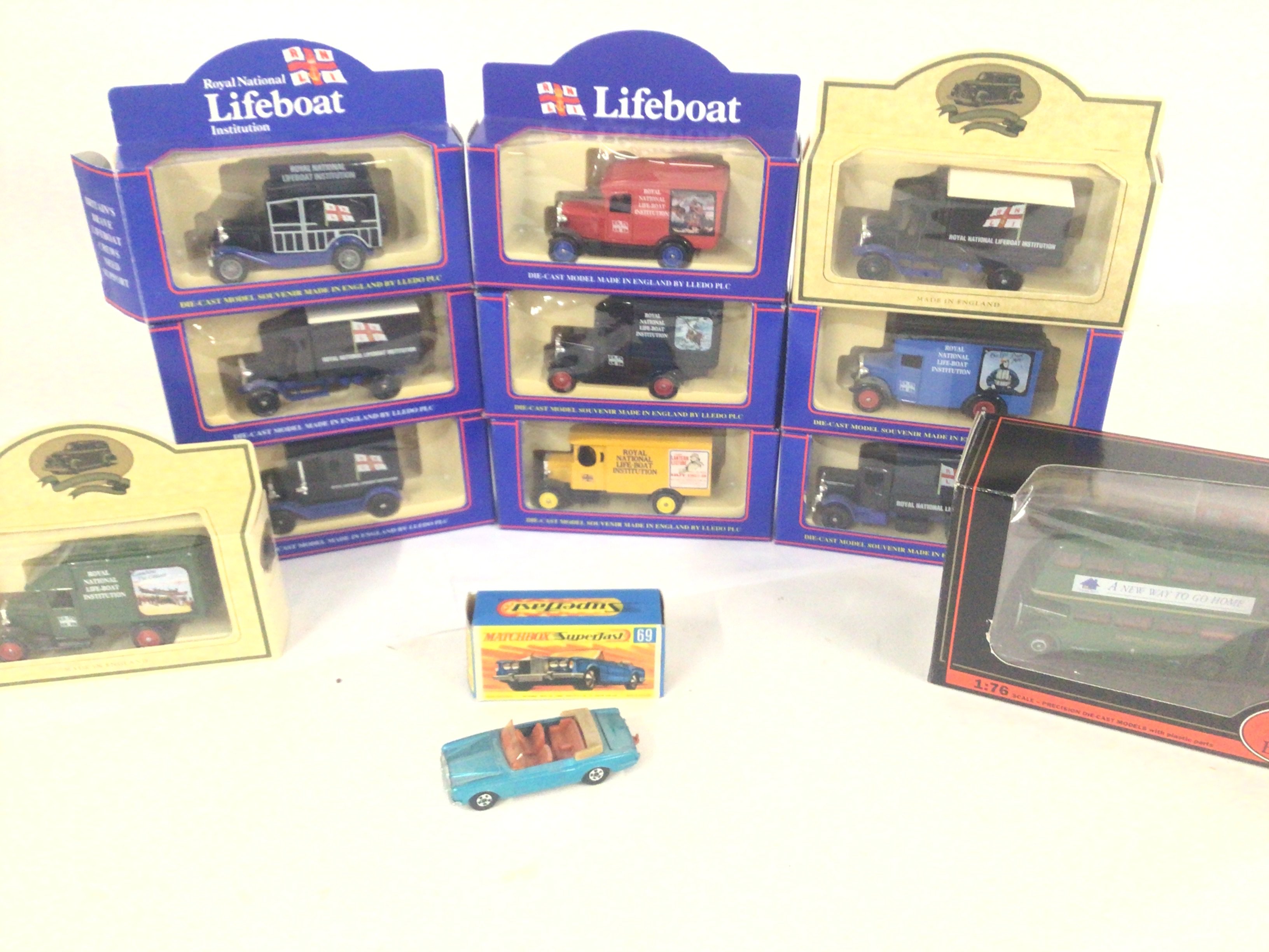 A Collection of boxed Modern Diecast Buses. Lorries.Cars including Days gone and collectors books. - Image 3 of 3