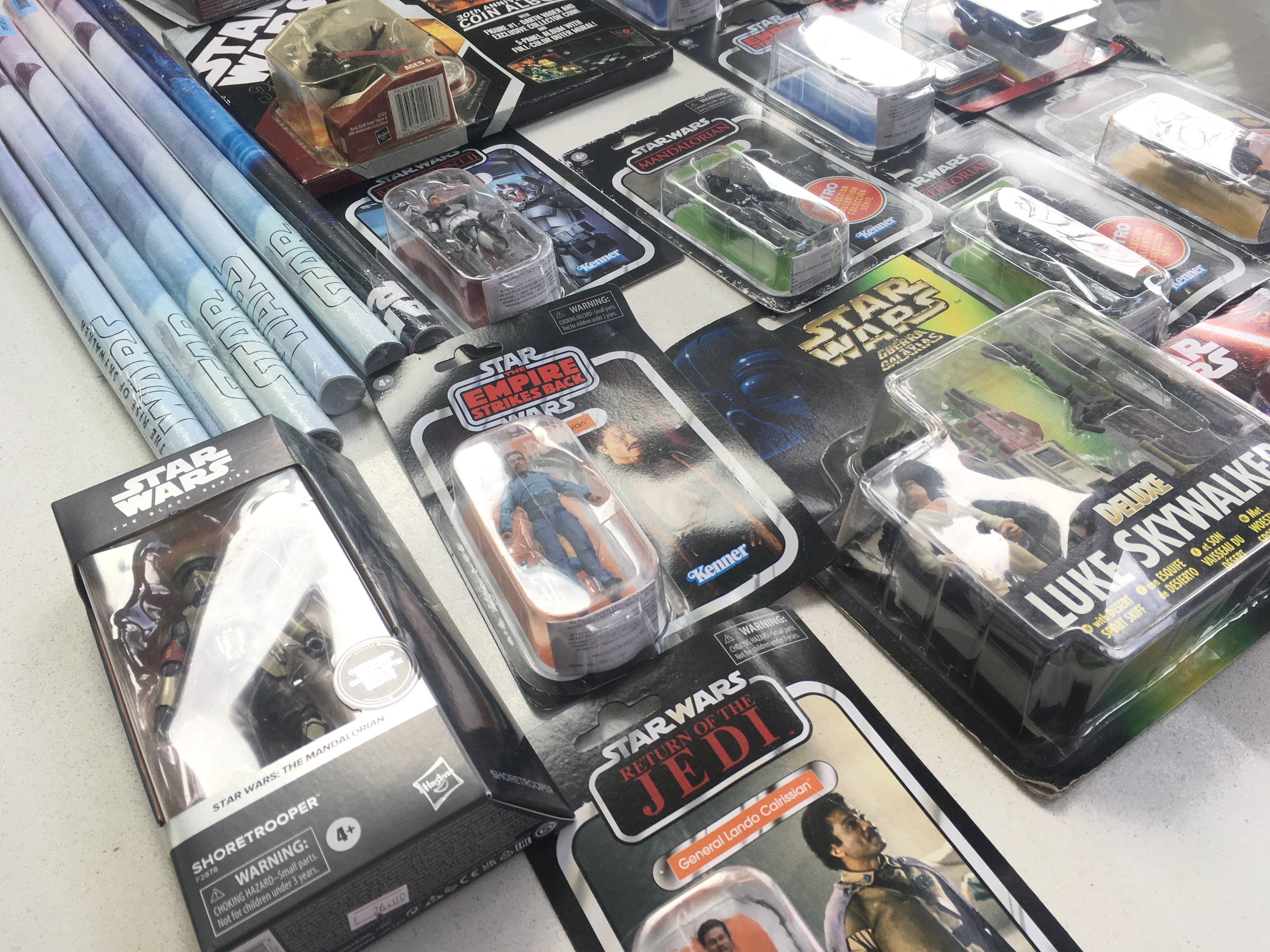 A collection in excess of 30 Star Wars pieces . In - Image 8 of 8