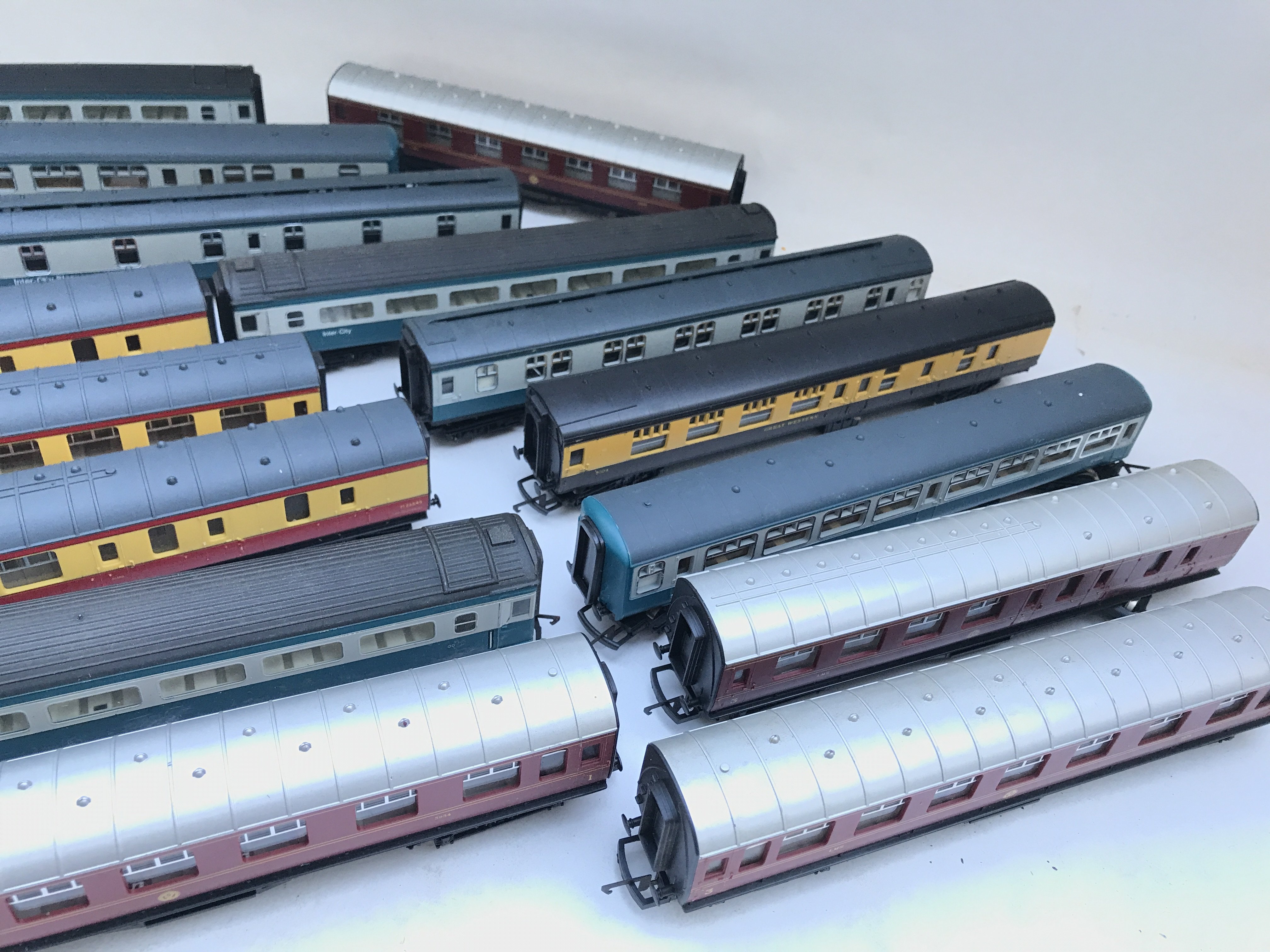 A Box Containing a Collection of 00 Gauge Coaches. - Image 3 of 3