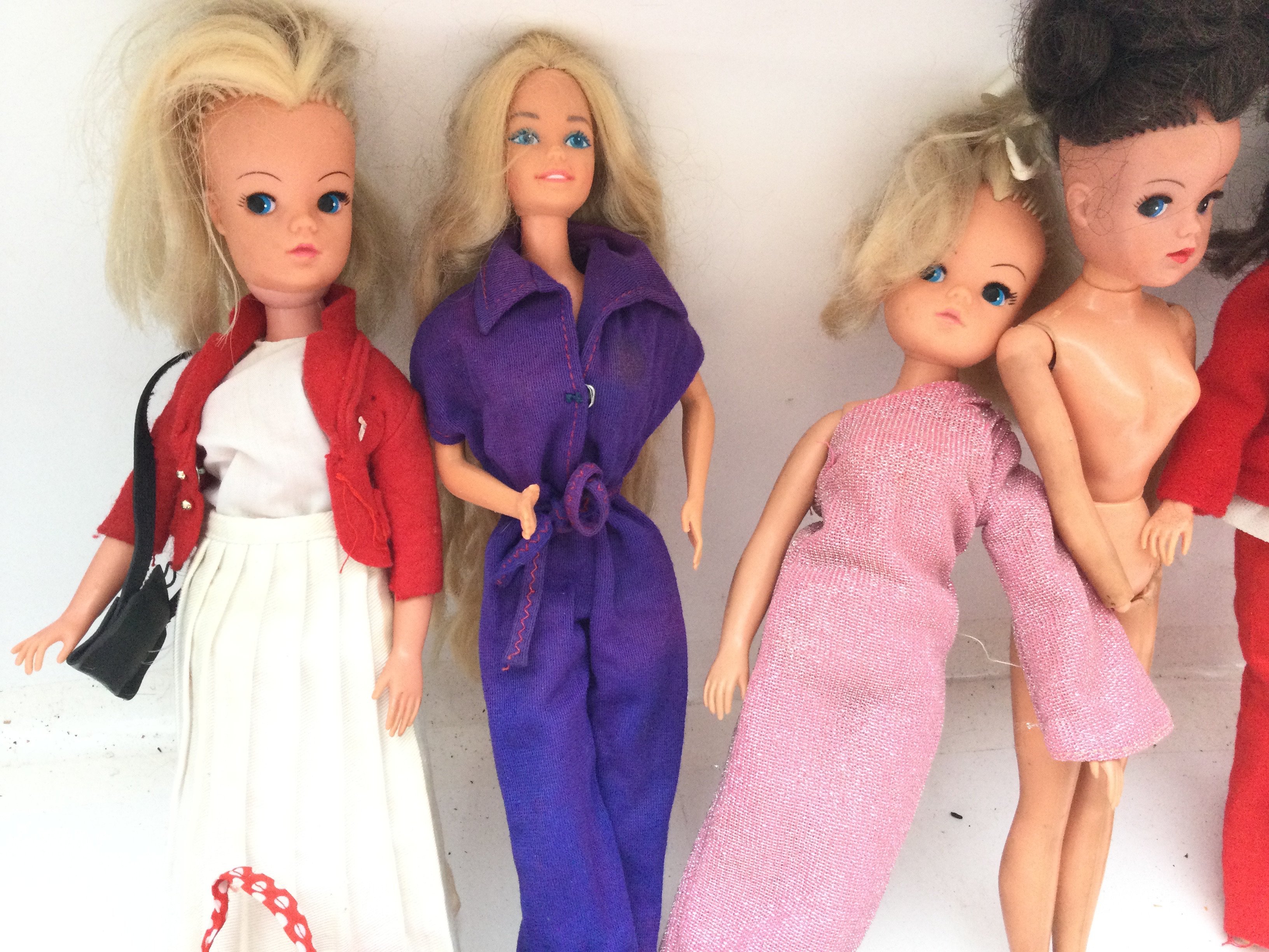 A Collection of Vintage Sindys and Barbies and a C - Bild 5 aus 8