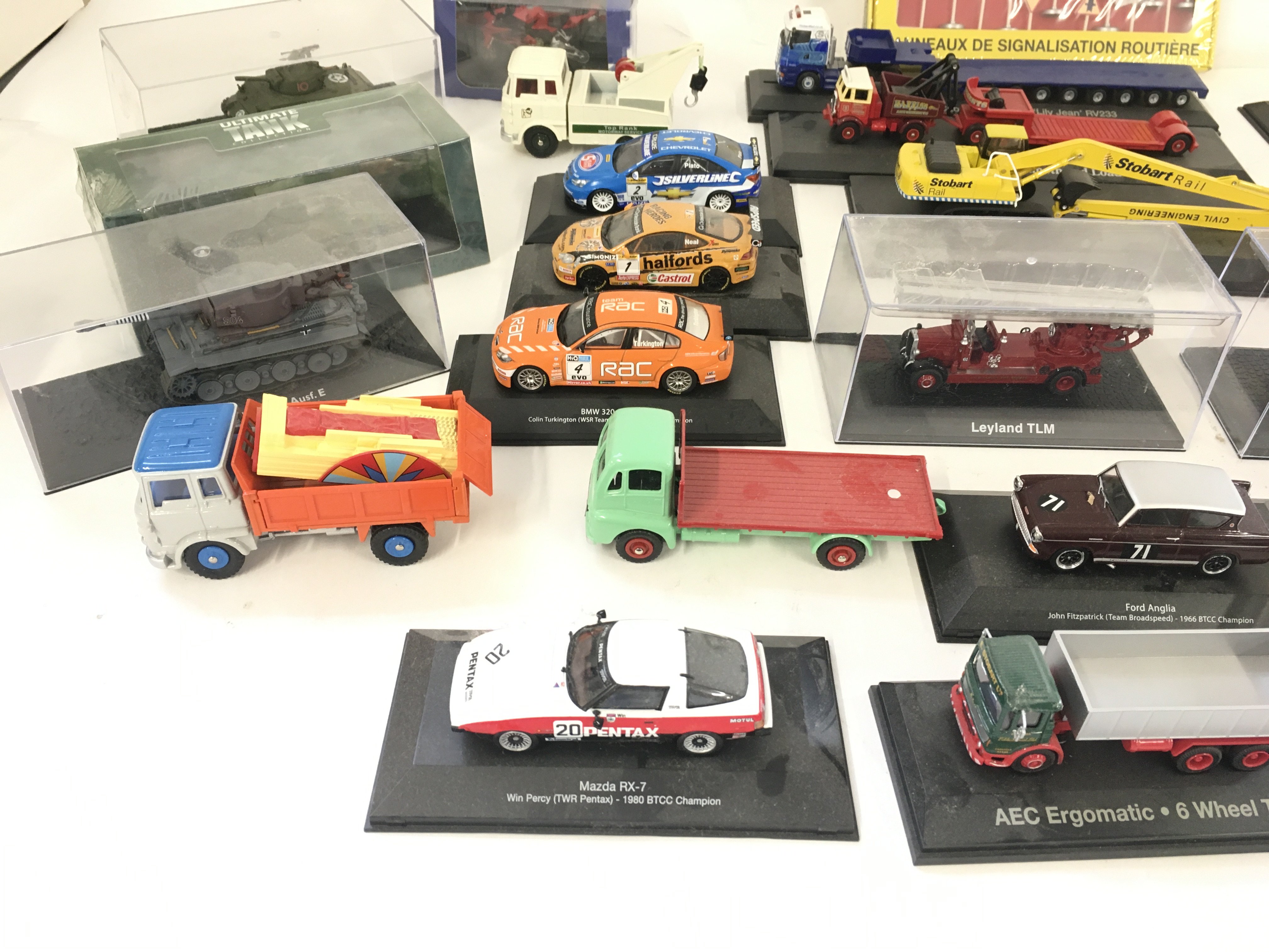 A collection of model vehicles in excess of 25 inc - Image 4 of 6