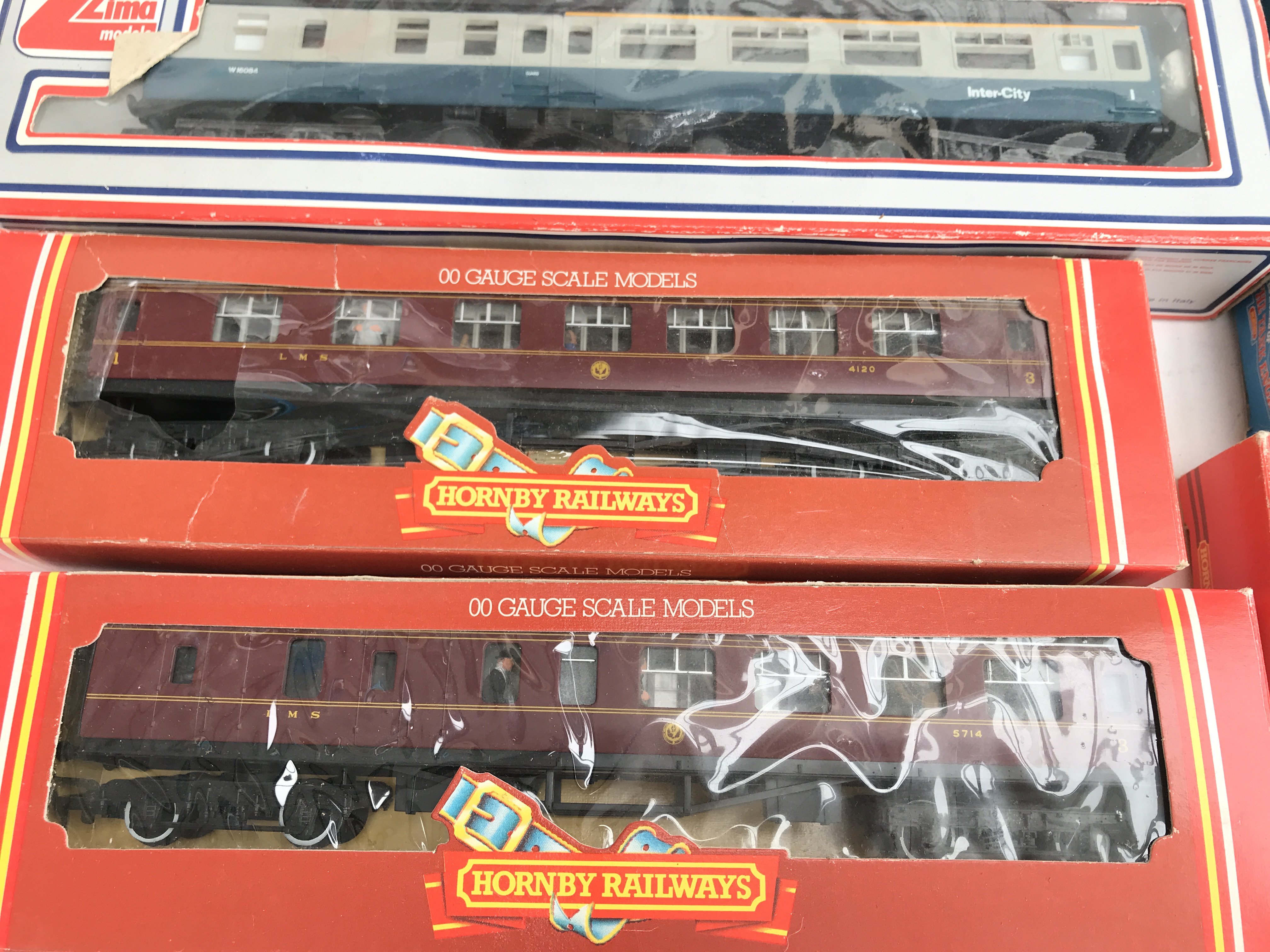 A Collection of 00 Gauge Boxed Locomotives and Coa - Image 4 of 5