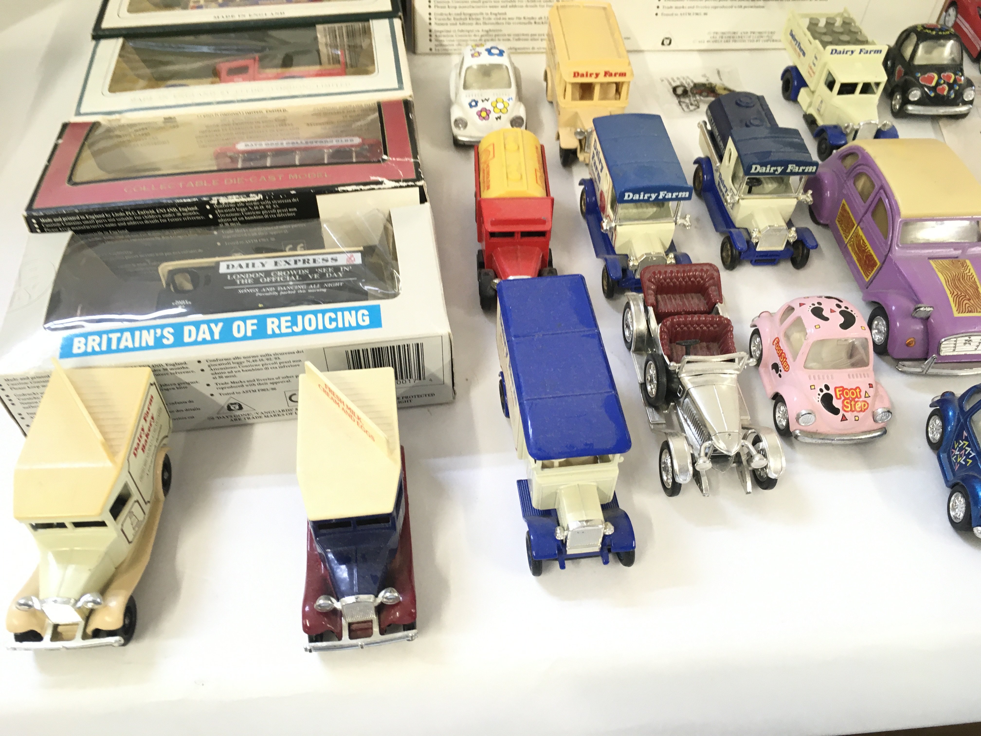 A collection of 20 boxed model vehicles and a furt - Image 3 of 5