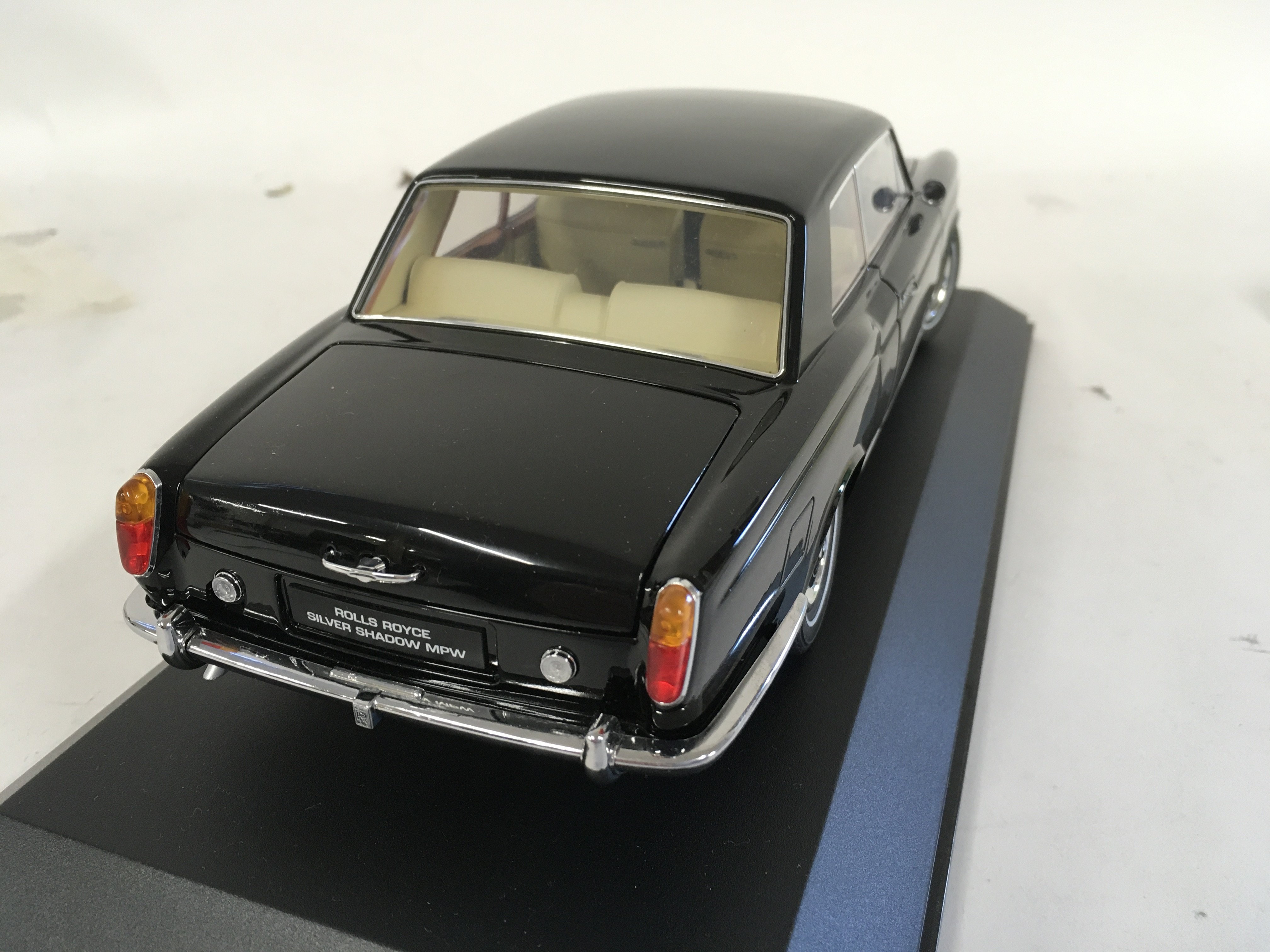 Three precision model cars by Franklin Mint both in presentation cases. Cars are 2 x RollsRoyce - Image 2 of 10