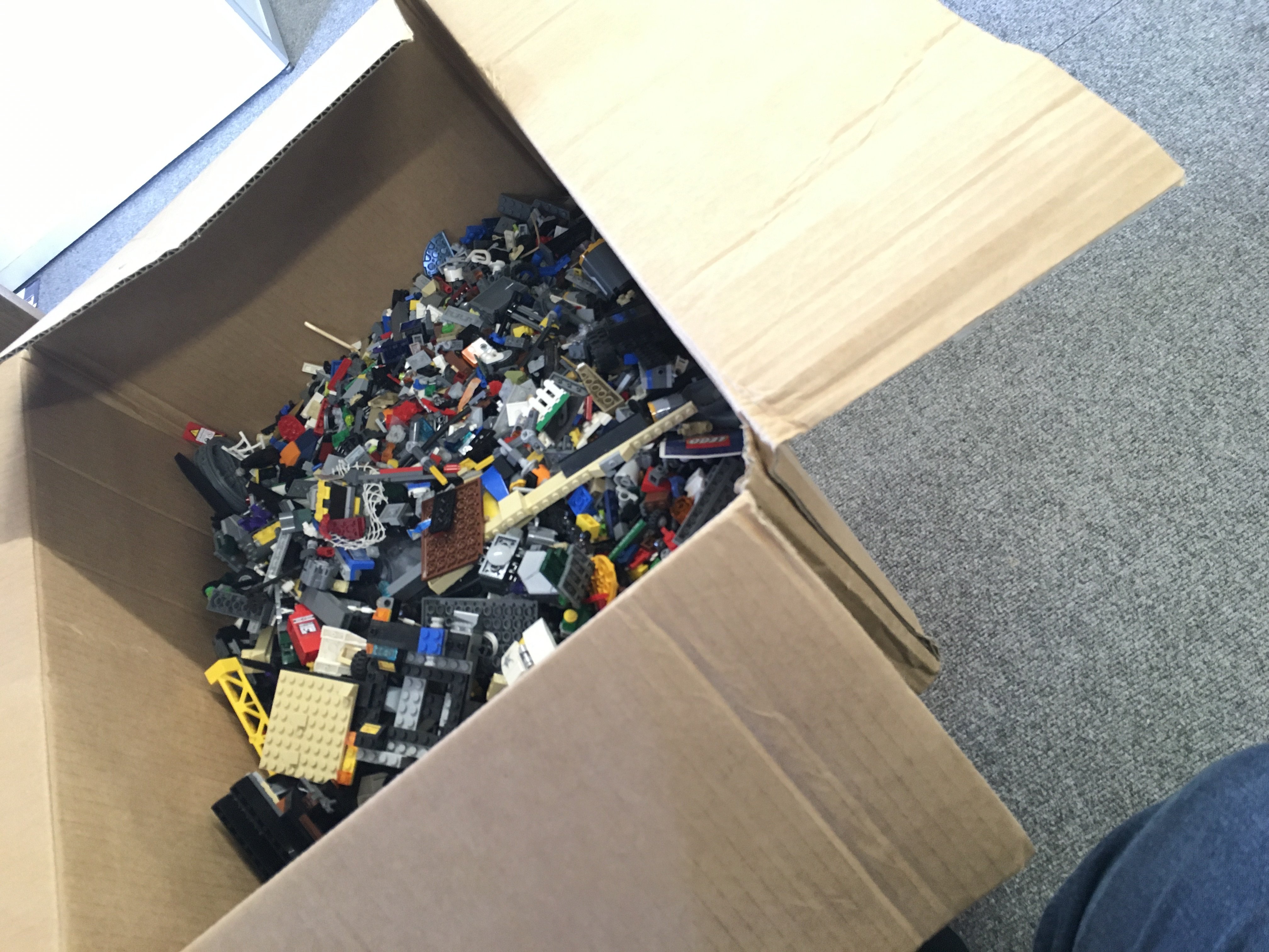 A box contains approximately 8 kg of Lego pieces a - Image 2 of 5