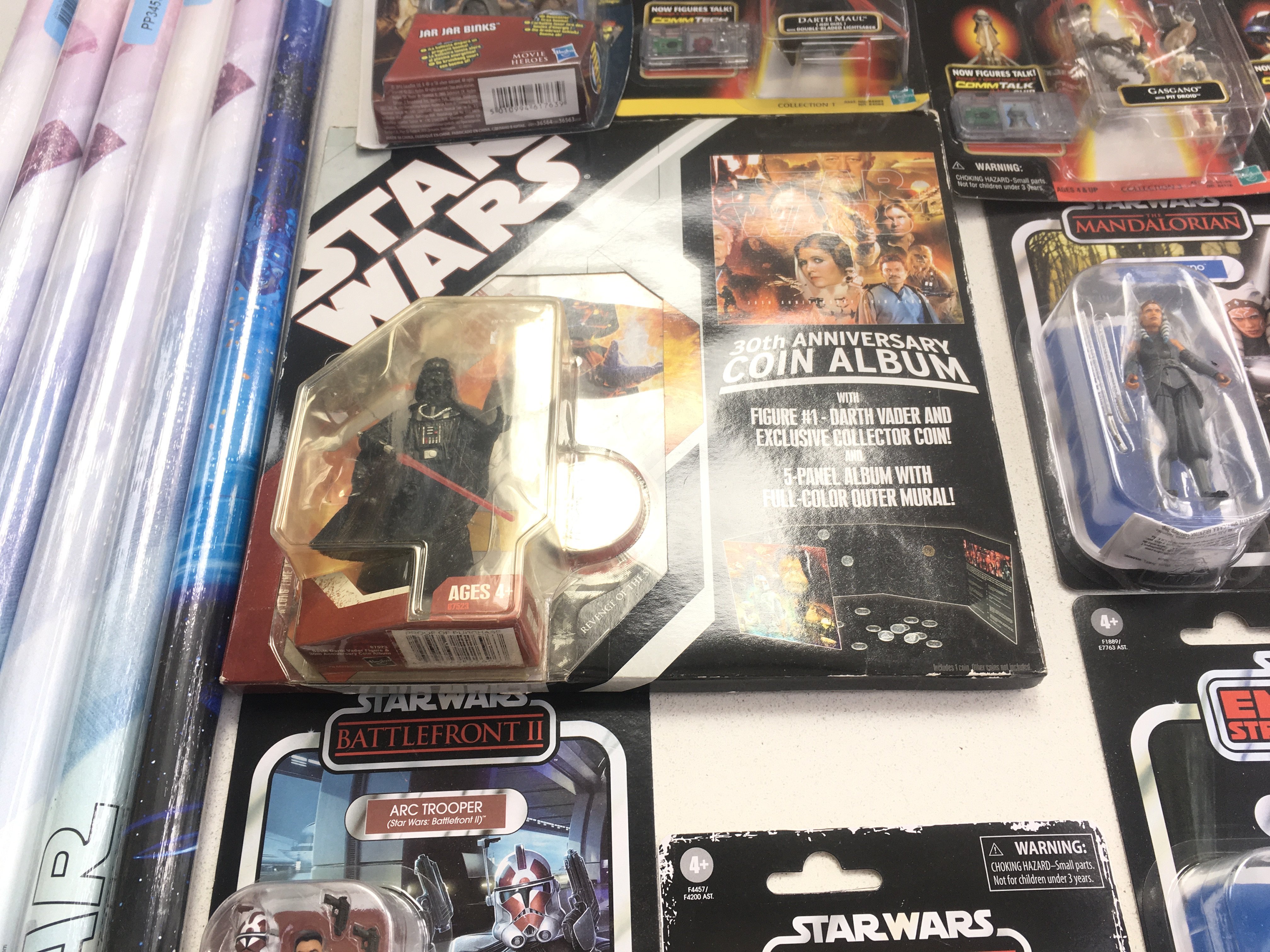 A collection in excess of 30 Star Wars pieces . In - Image 6 of 8