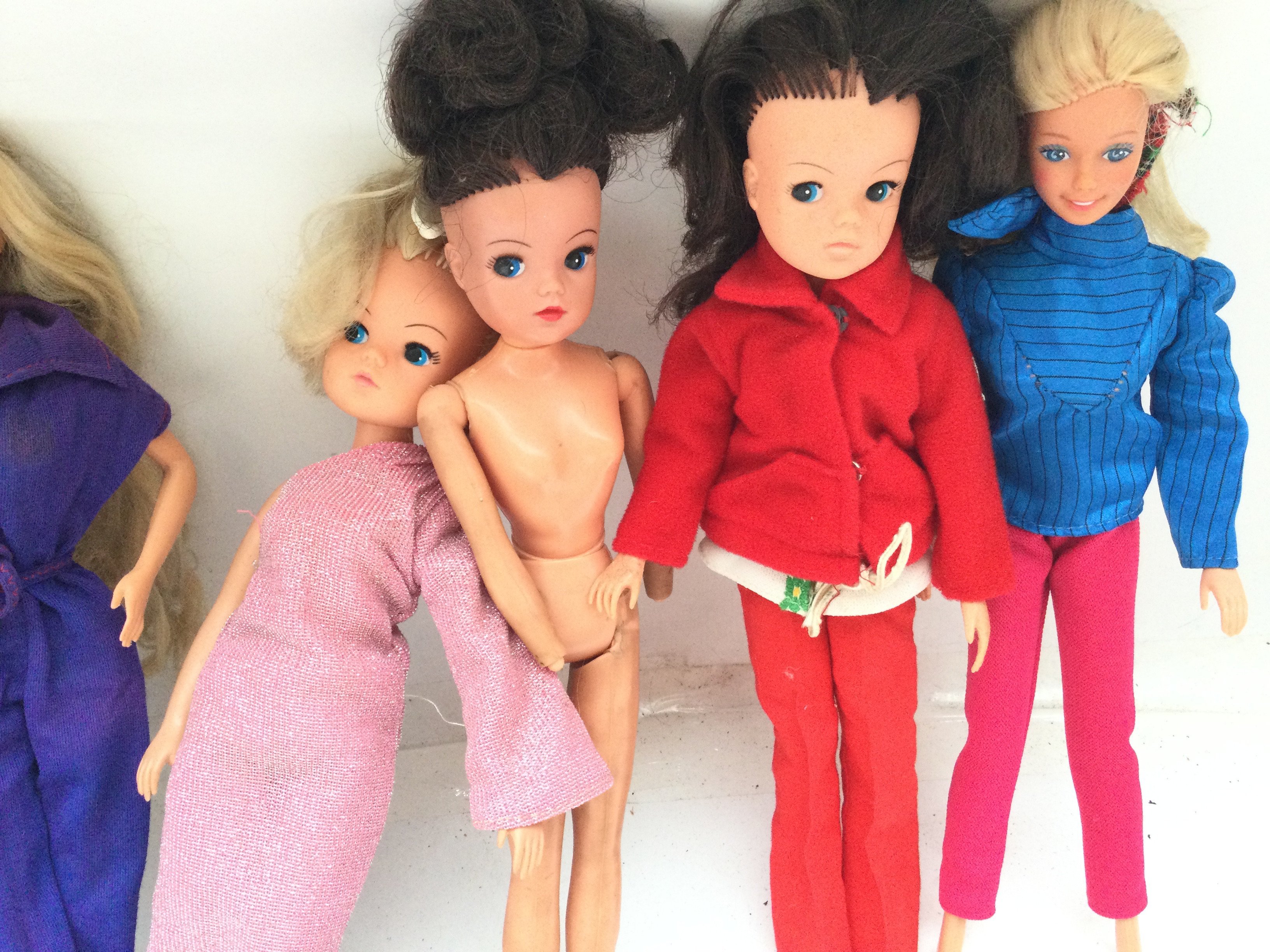 A Collection of Vintage Sindys and Barbies and a C - Bild 6 aus 8