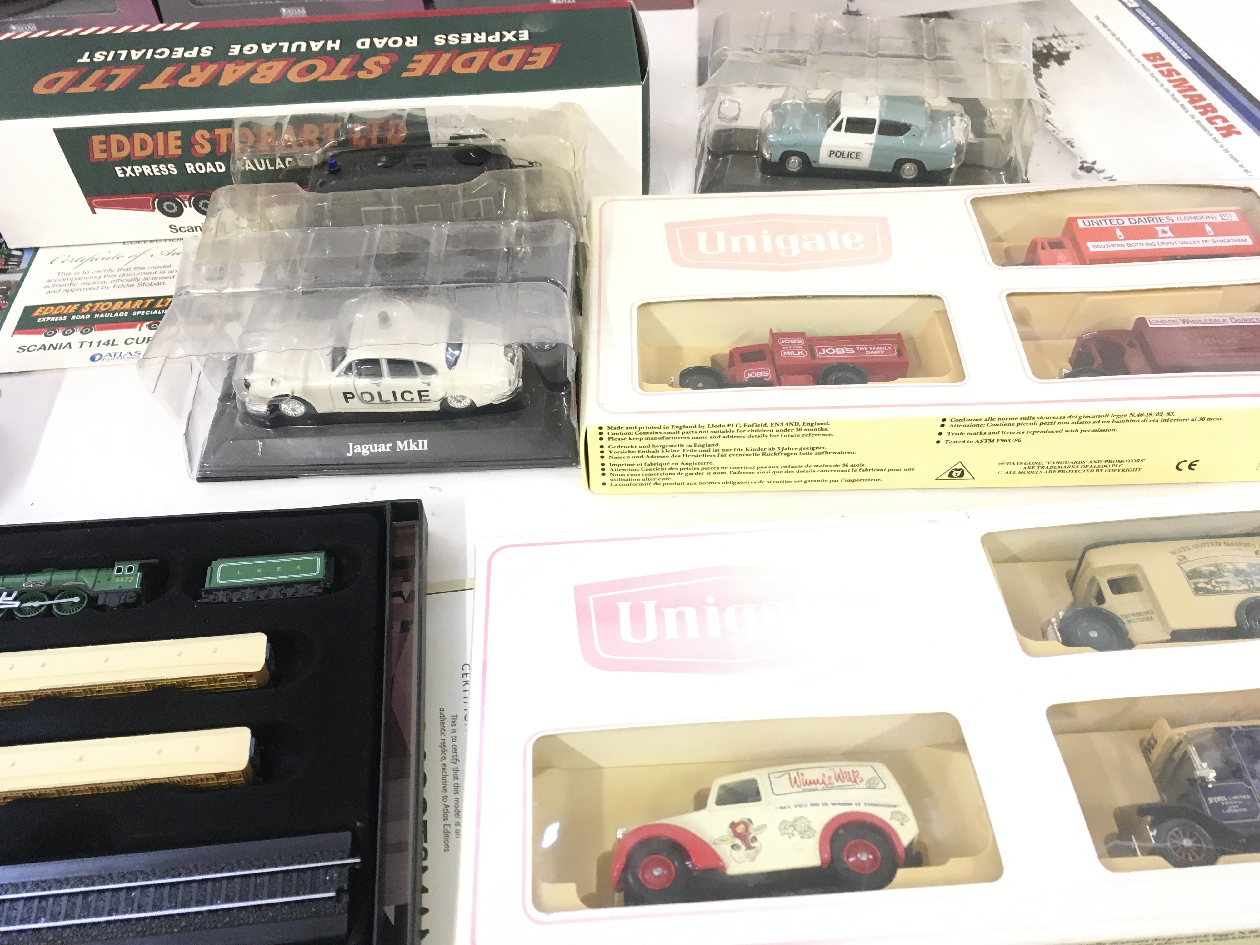 A collection of 25 assorted items mainly model car - Image 5 of 7