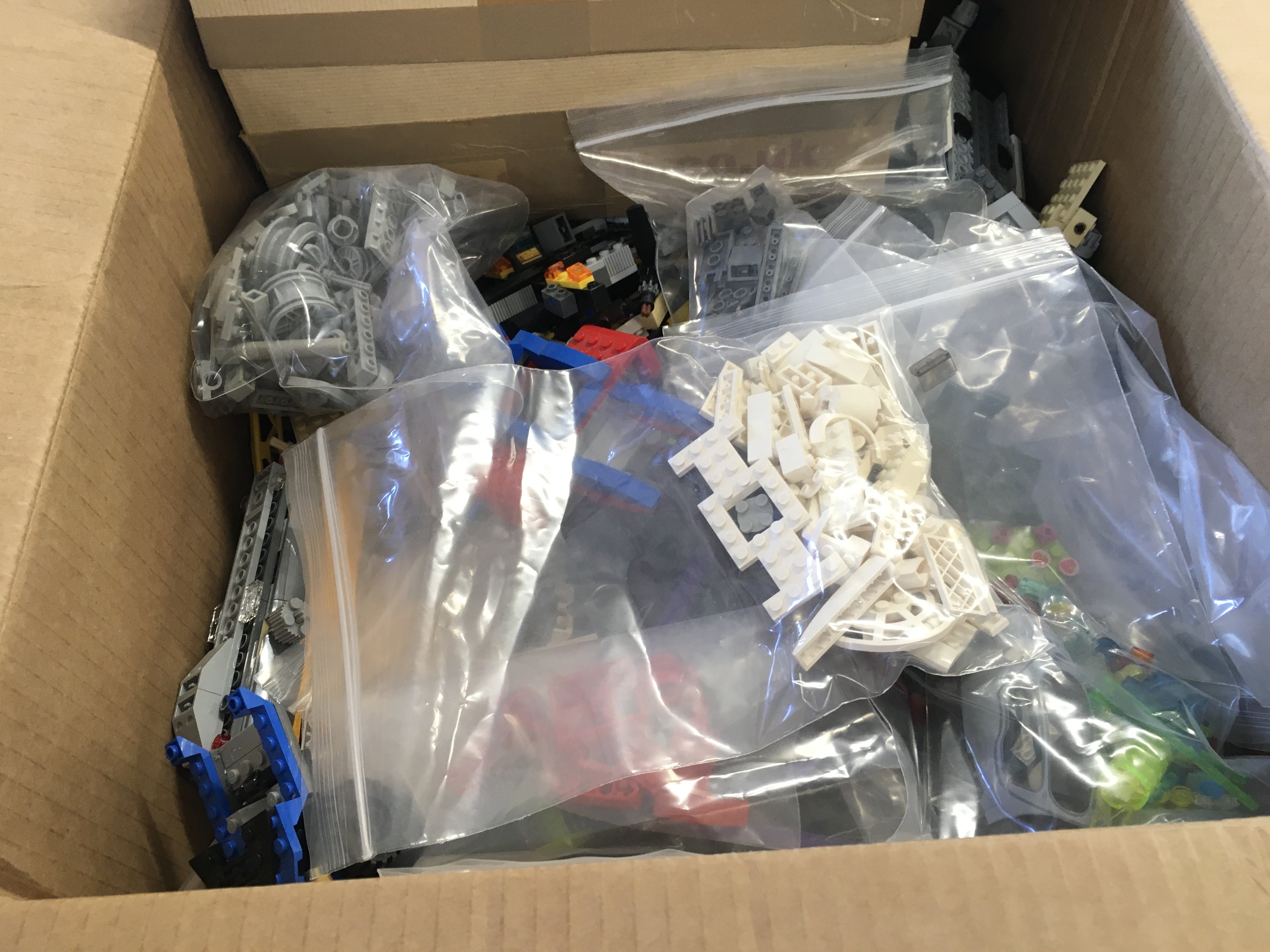 A box contains approximately 8 kg of Lego pieces a - Image 4 of 5