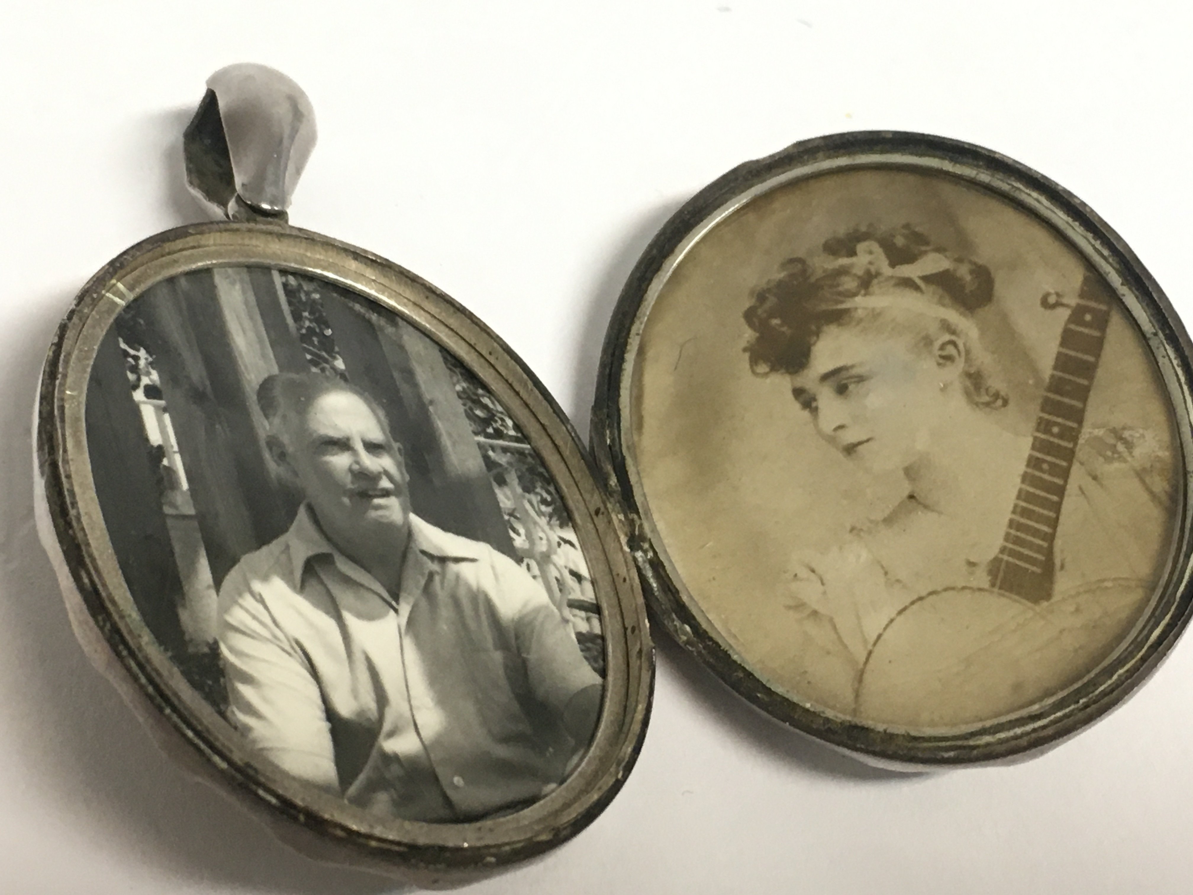 A Victorian silver locket pendant. Postage categor - Image 2 of 3