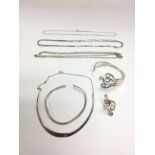 A collection of silver jewellery comprising a silv
