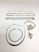 A collection of silver jewellery comprising a silv