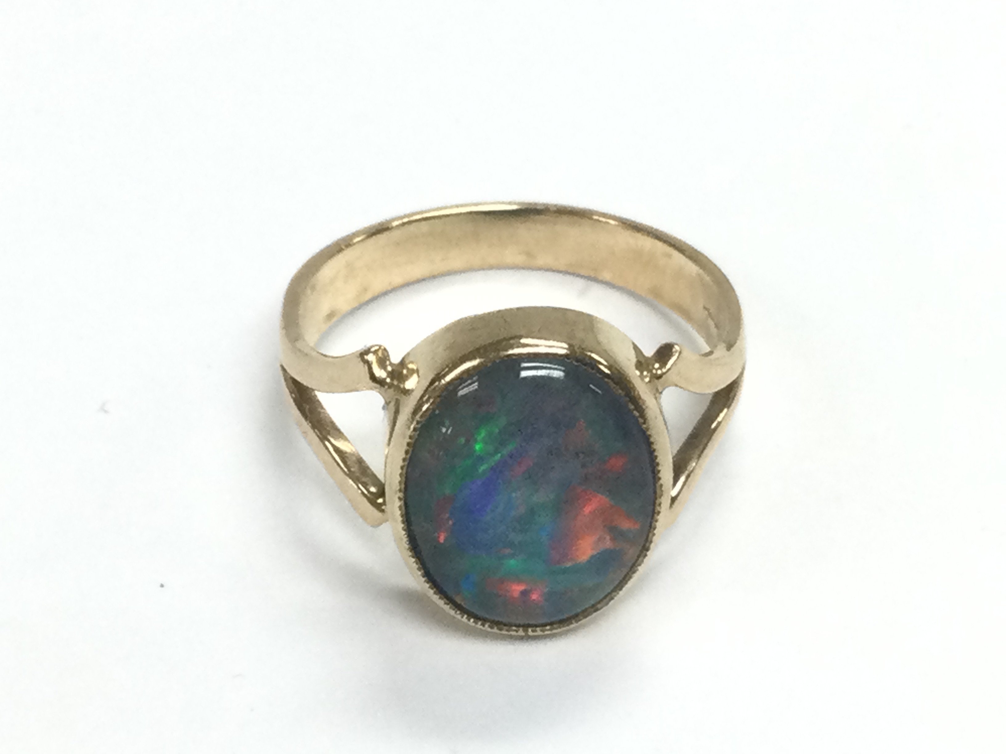A 9ct gold ring set with an opal, approx 3g and ap