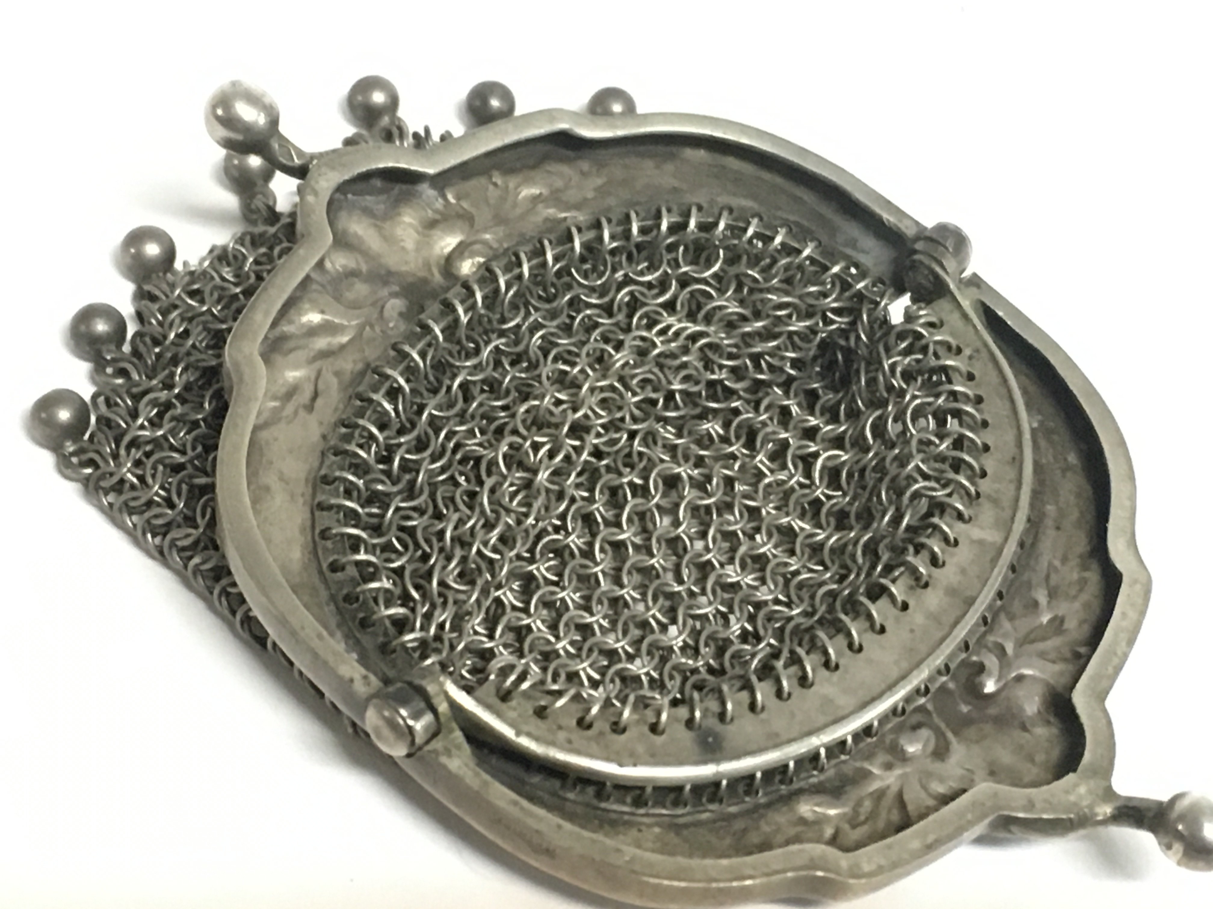 A small vintage silver mesh purse. Postage categor - Image 3 of 3