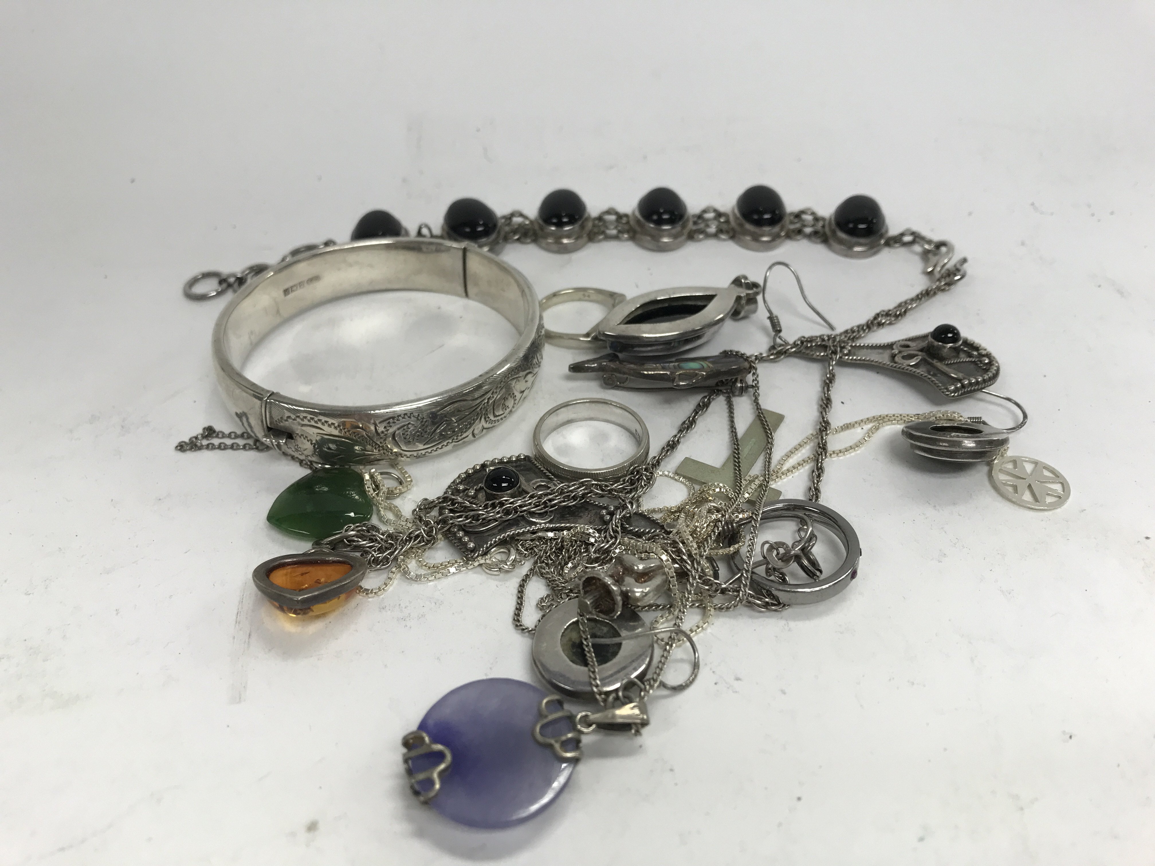 A mixed lot of silver jewellery.