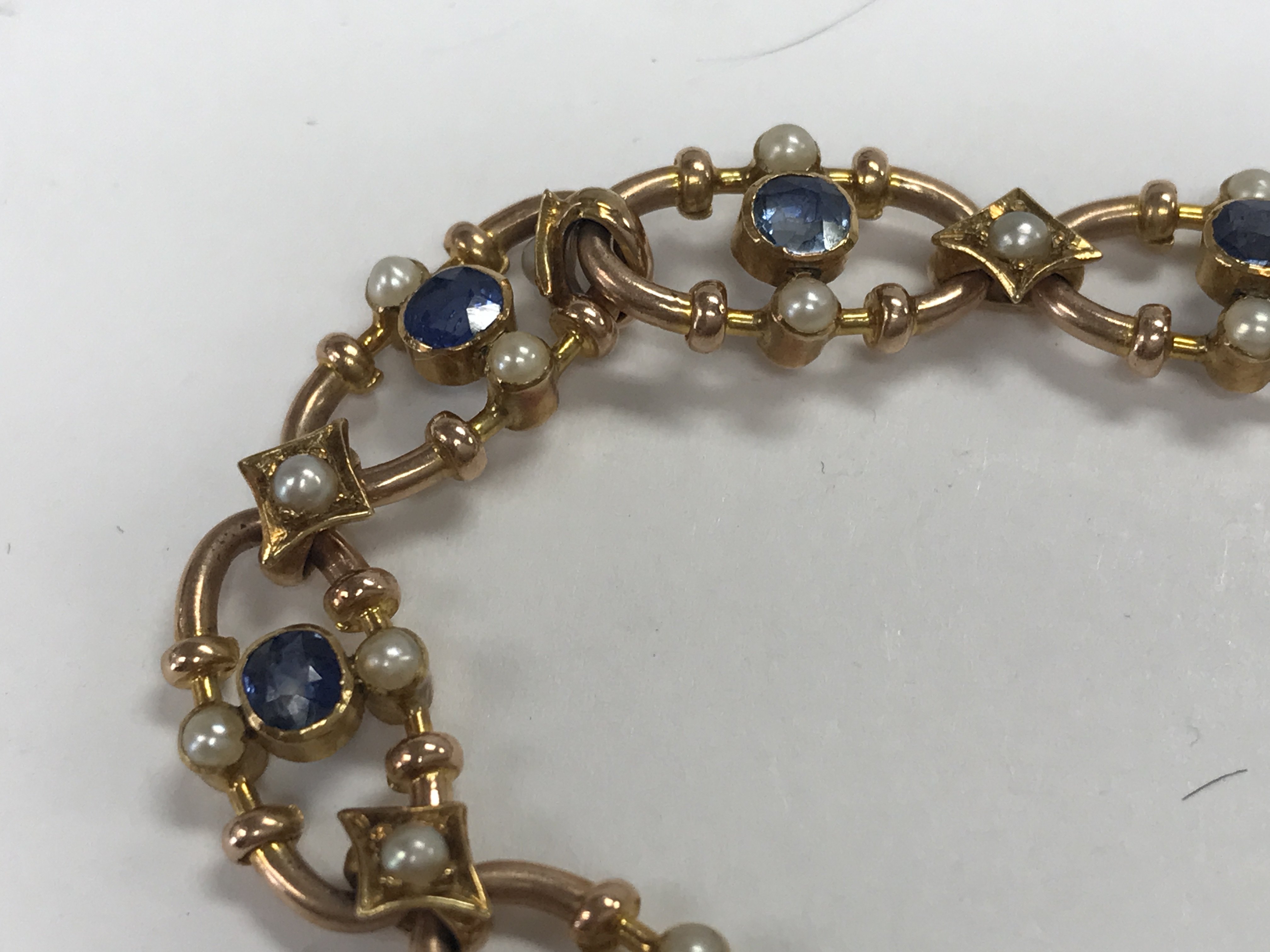 A Edwardian 15 ct gold bracelet inset with seed pe - Image 4 of 4