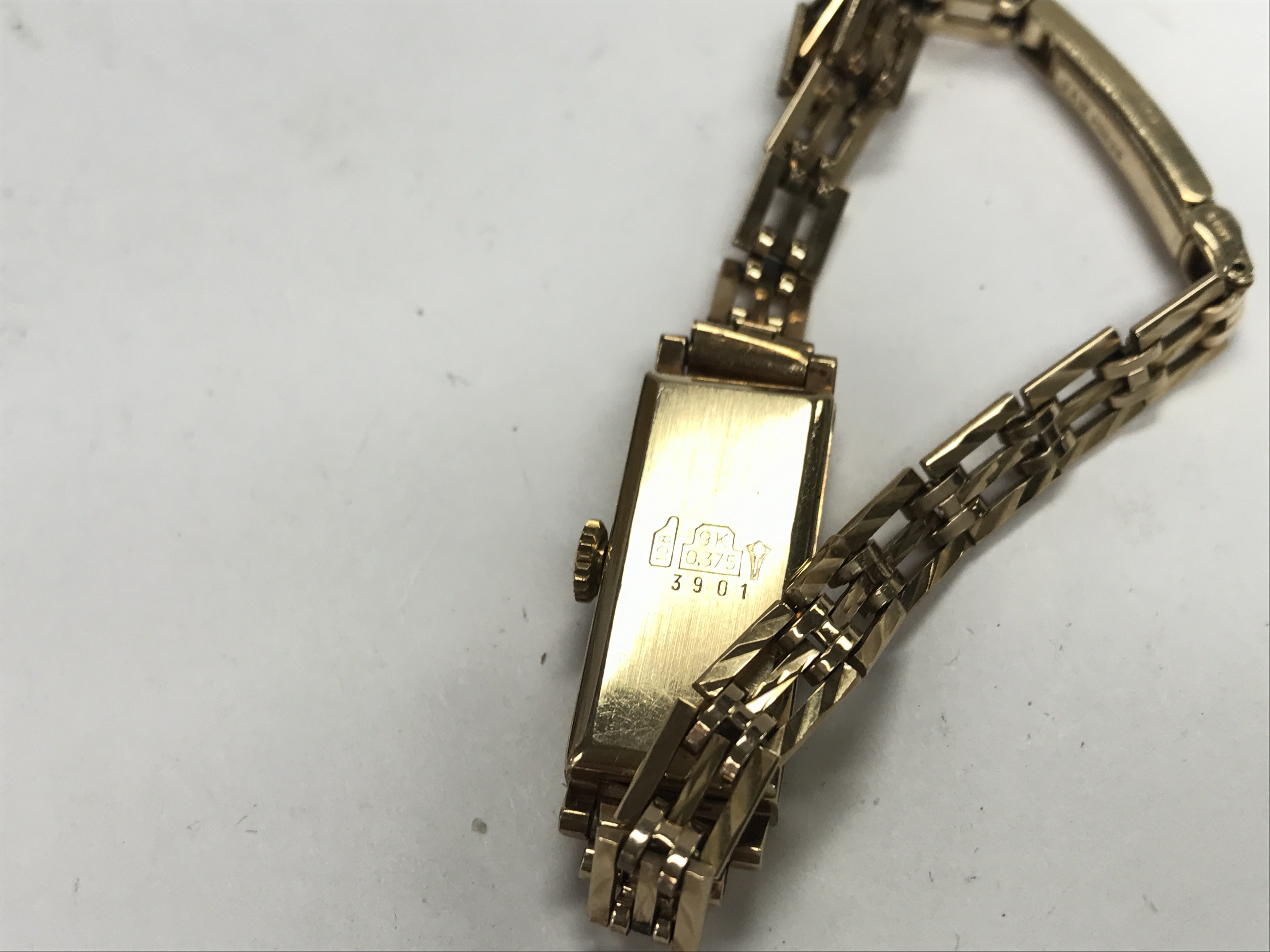 A 9ct vintage ladies wrist watch. Winds and runs. - Image 2 of 3