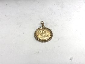 A 1911 half sovereign in a 9ct pendant mount. Appr