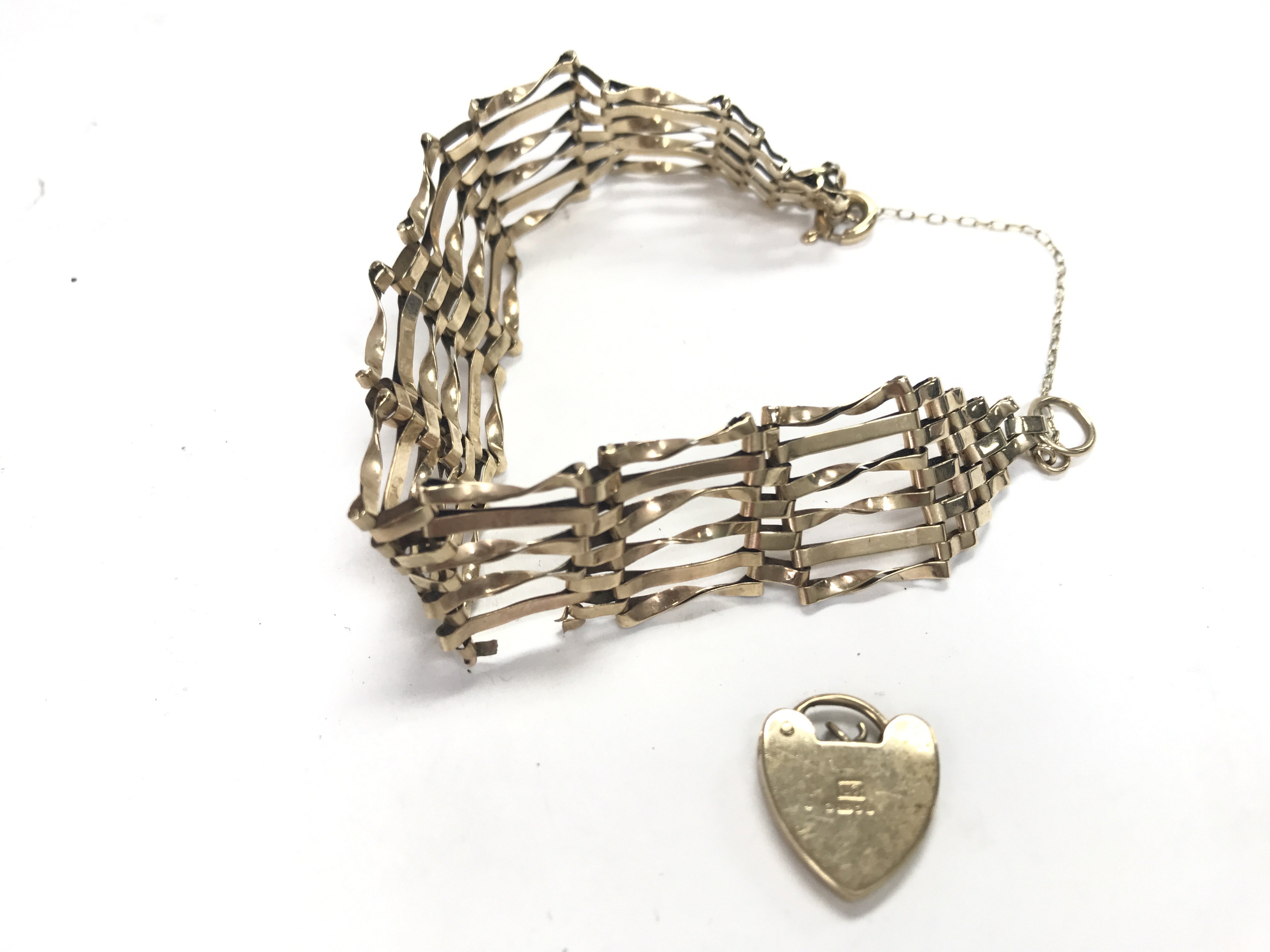 9ct gold gate bracelet with heart padlock. 11.84g - Image 2 of 2