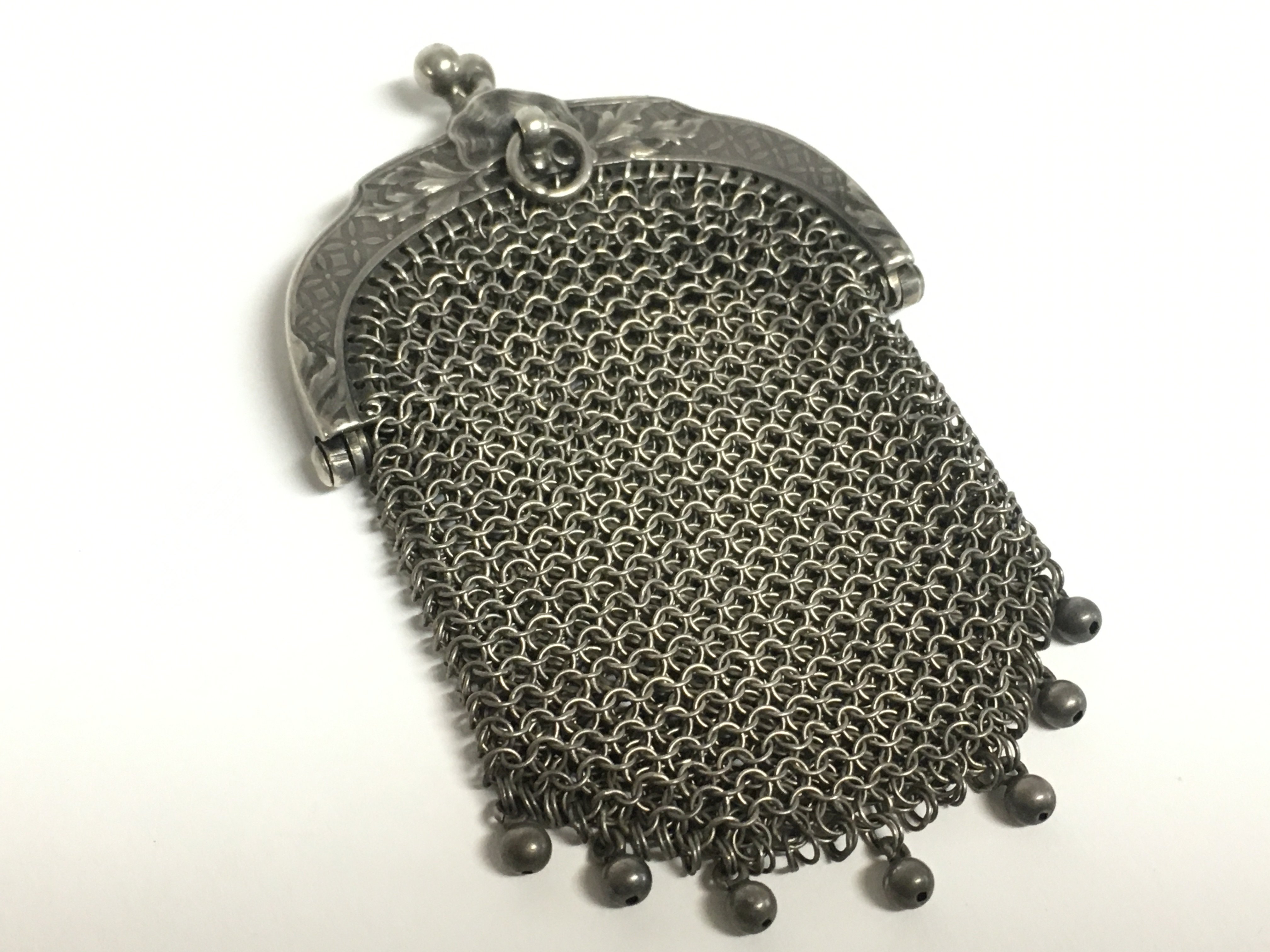 A small vintage silver mesh purse. Postage categor - Image 2 of 3