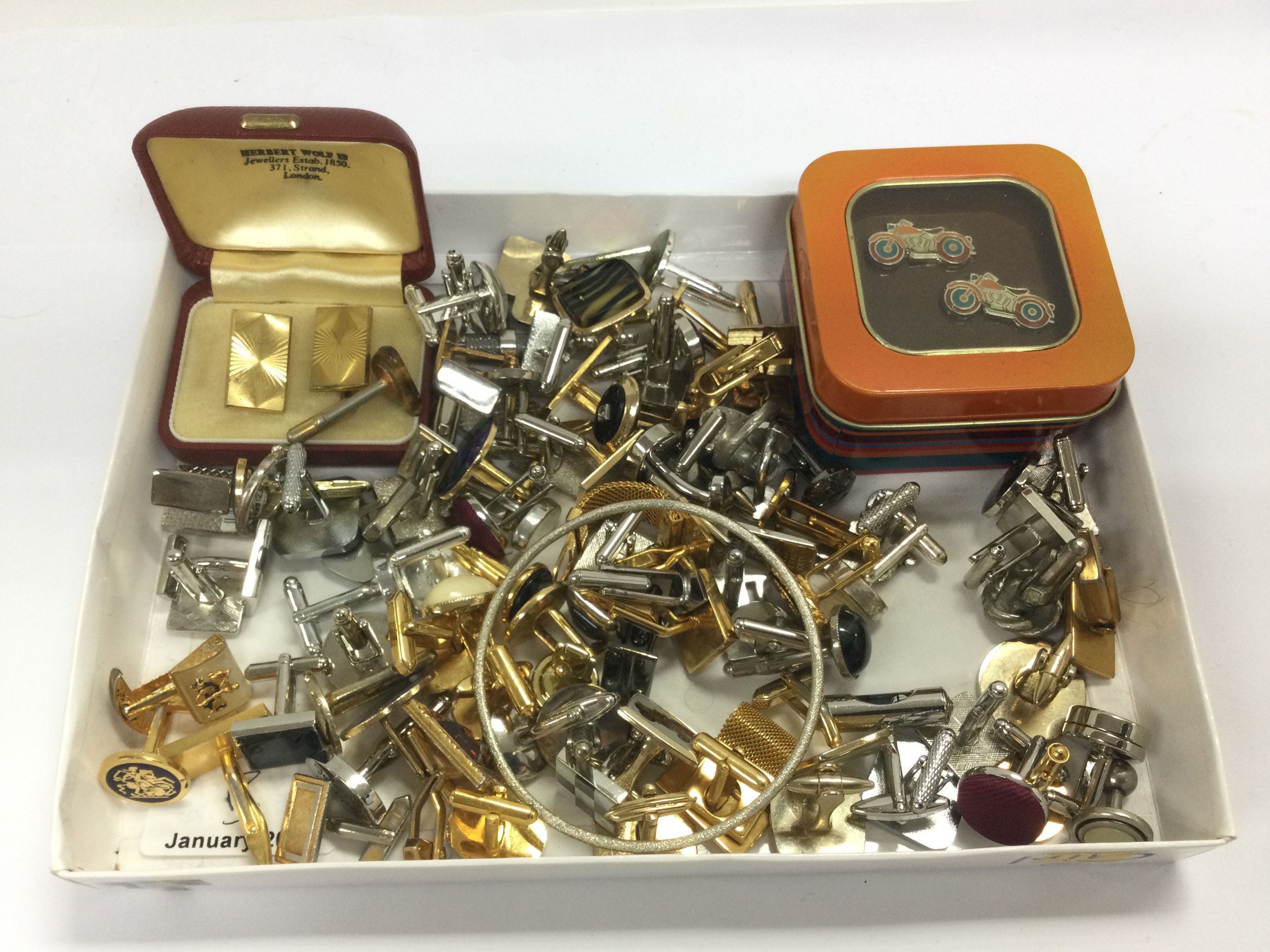 A tray of various cufflinks. Shipping category A.