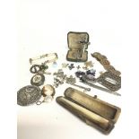 A collection of vintage jewellery including brooch