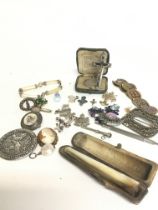 A collection of vintage jewellery including brooch