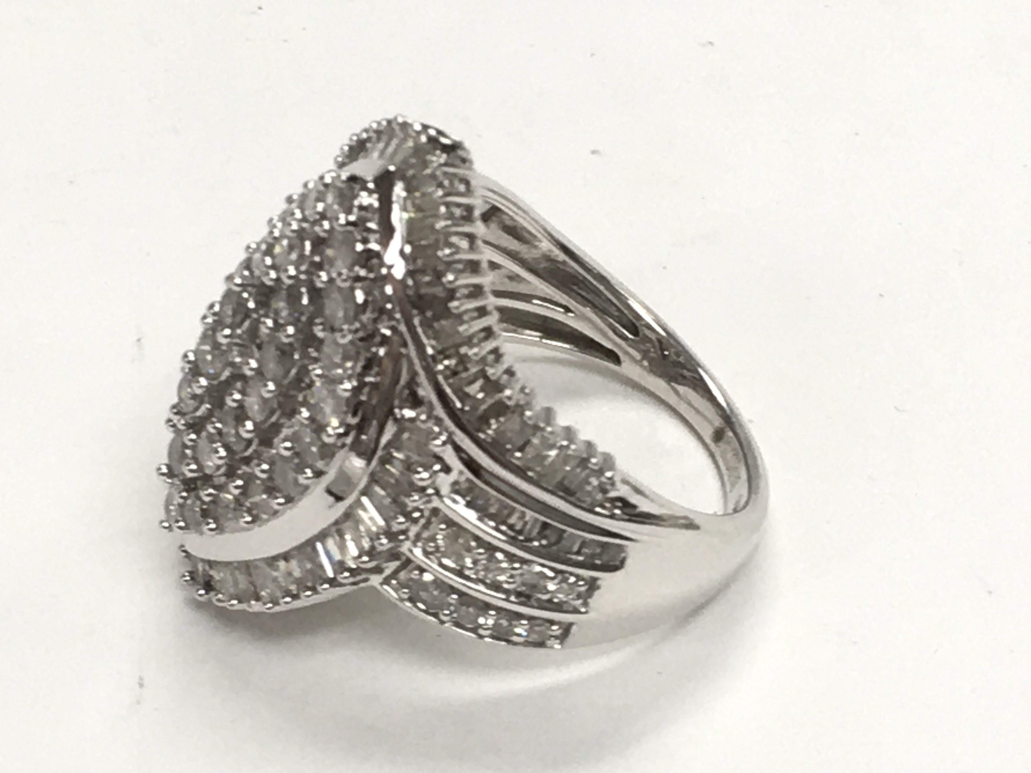 Large 9ct white gold naÃ¯vetÃ© swirl diamond clust - Image 2 of 2