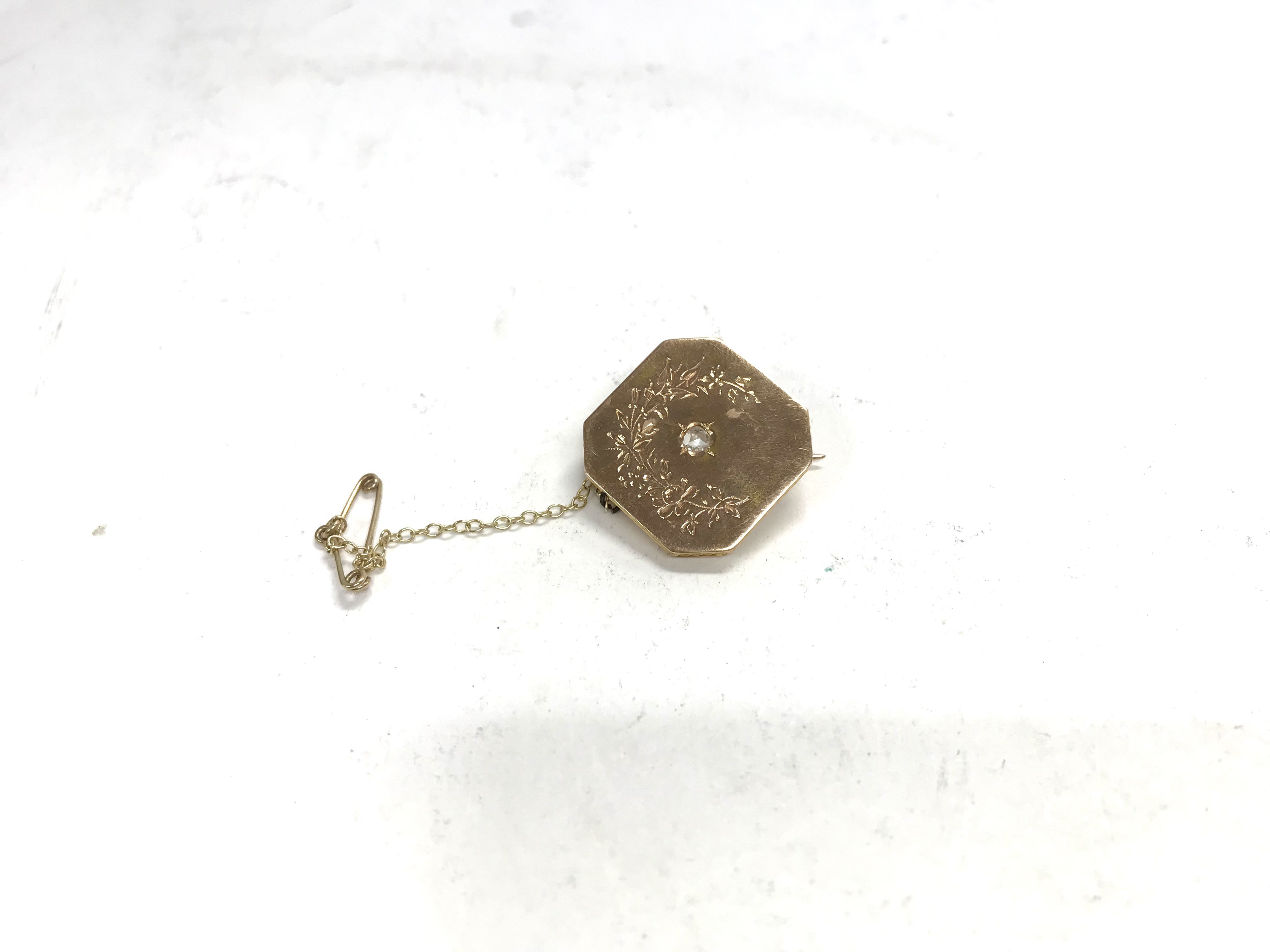 A 9ct gold antique diamond set brooch. Approx weig