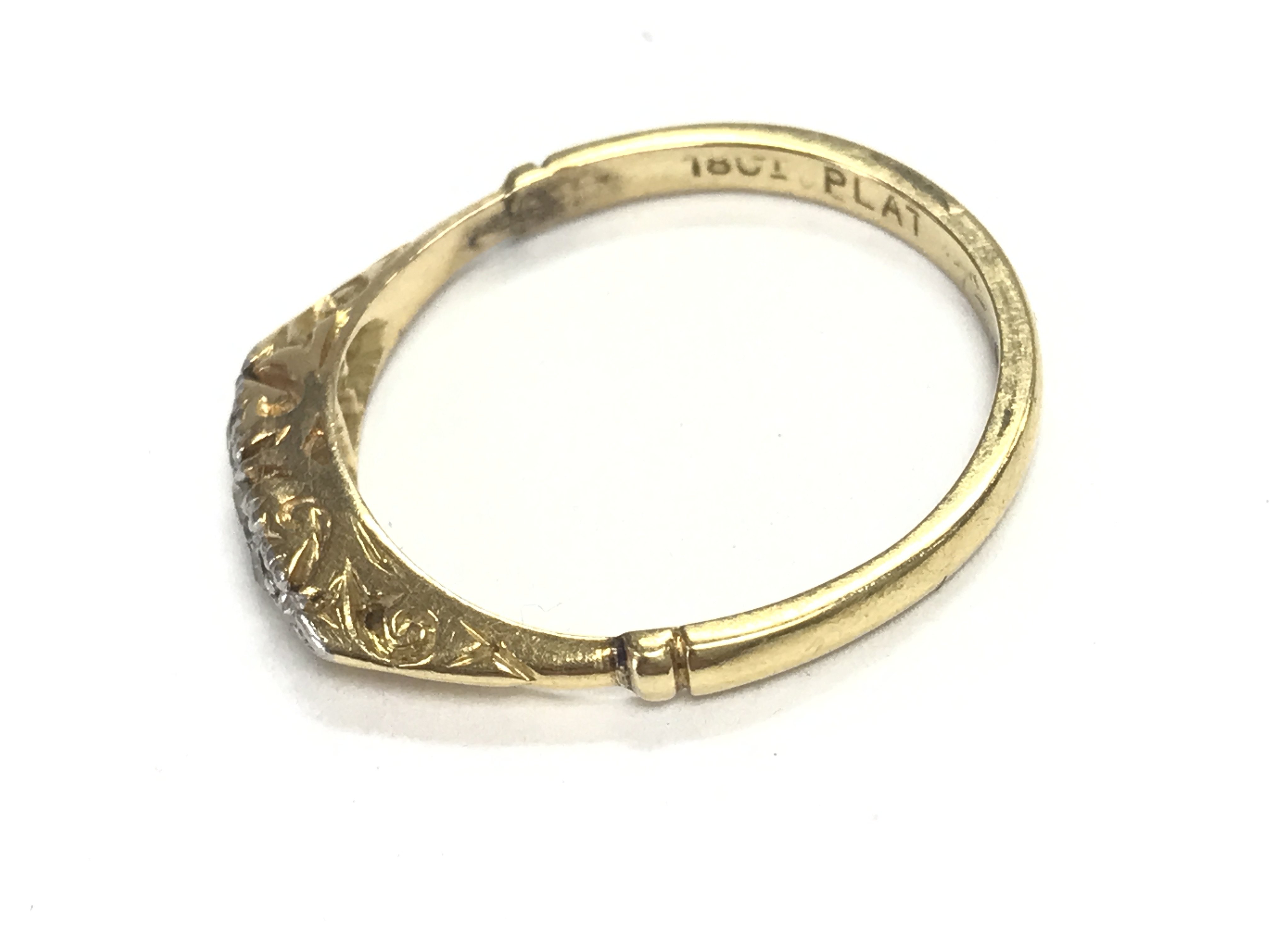 An 18ct gold ring set with small diamonds. Size P - Image 2 of 2