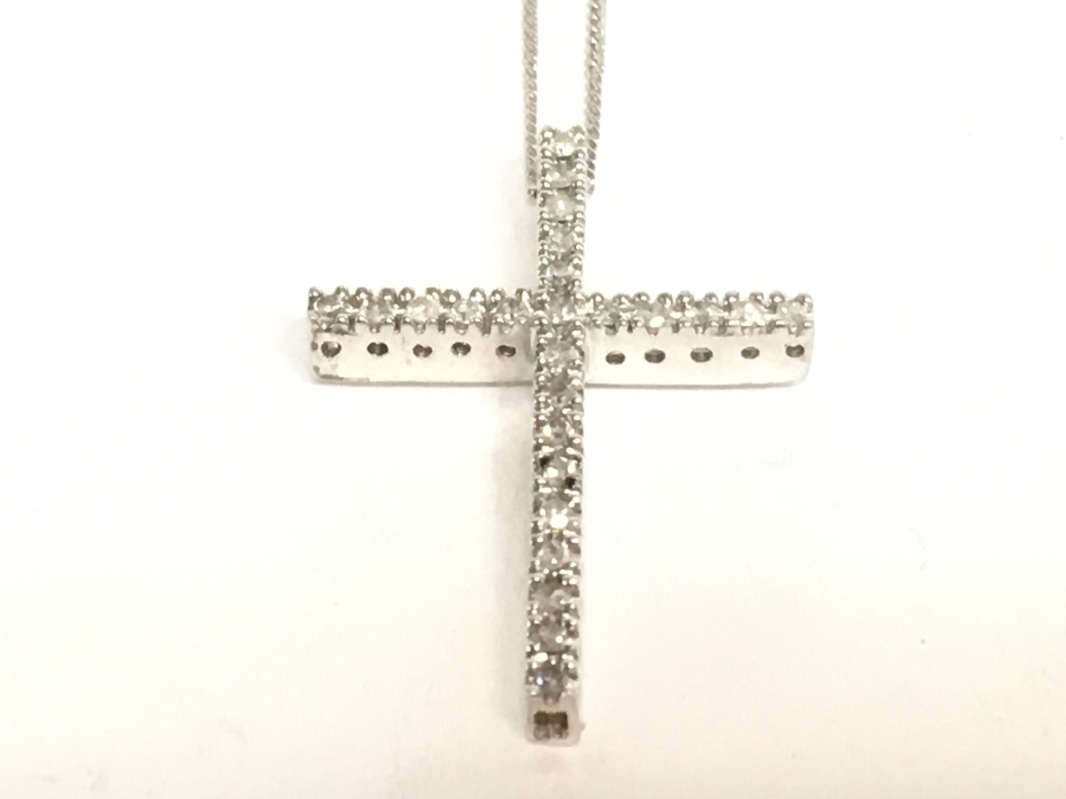 A 9ct white gold cross pendant and chain. Total we - Image 2 of 2