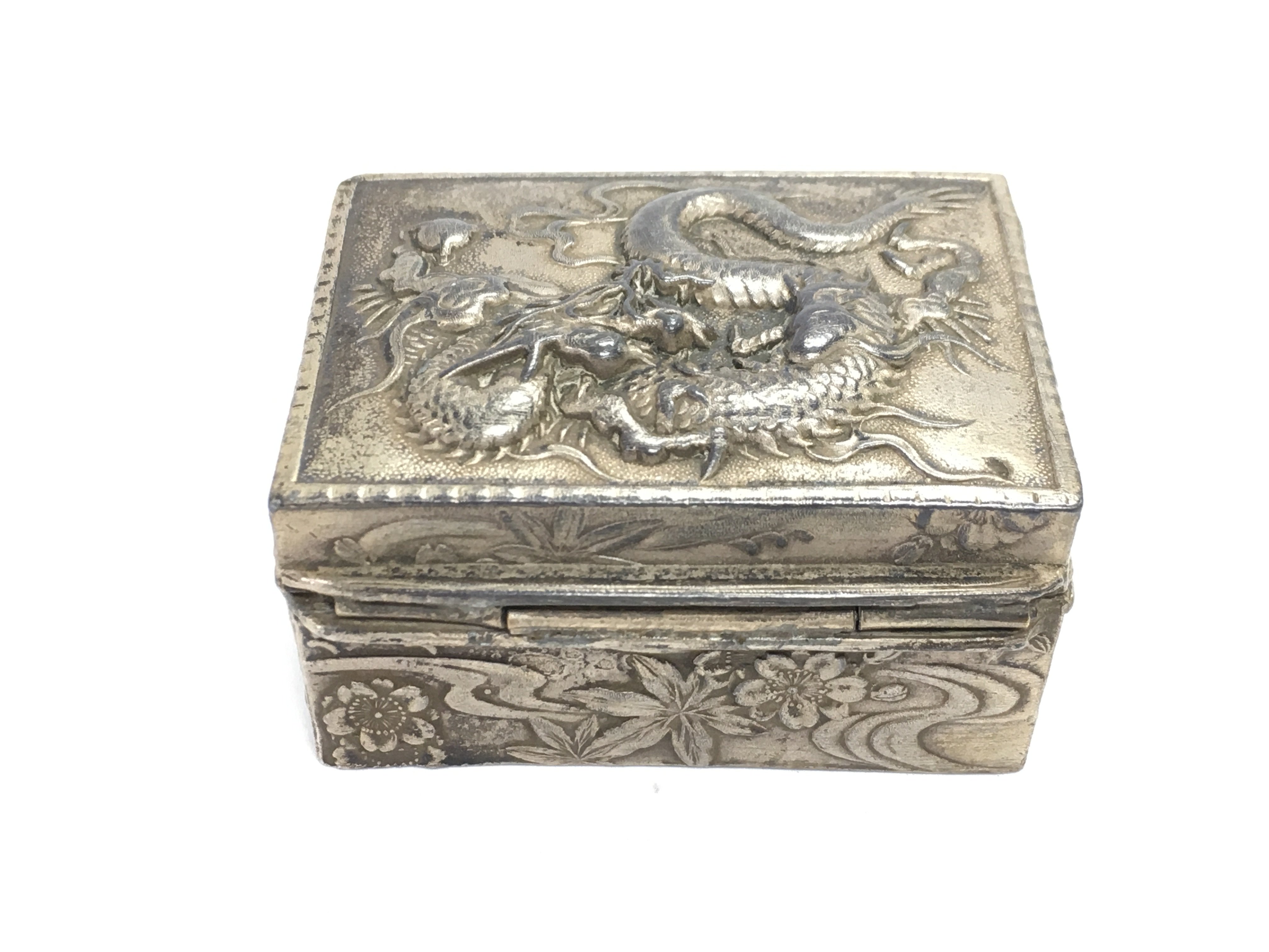 A Chinese white metal box approx 95g and 5.5cm wid - Image 2 of 3