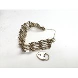 9ct gold gate bracelet with heart padlock. 11.84g