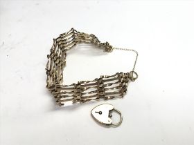 9ct gold gate bracelet with heart padlock. 11.84g