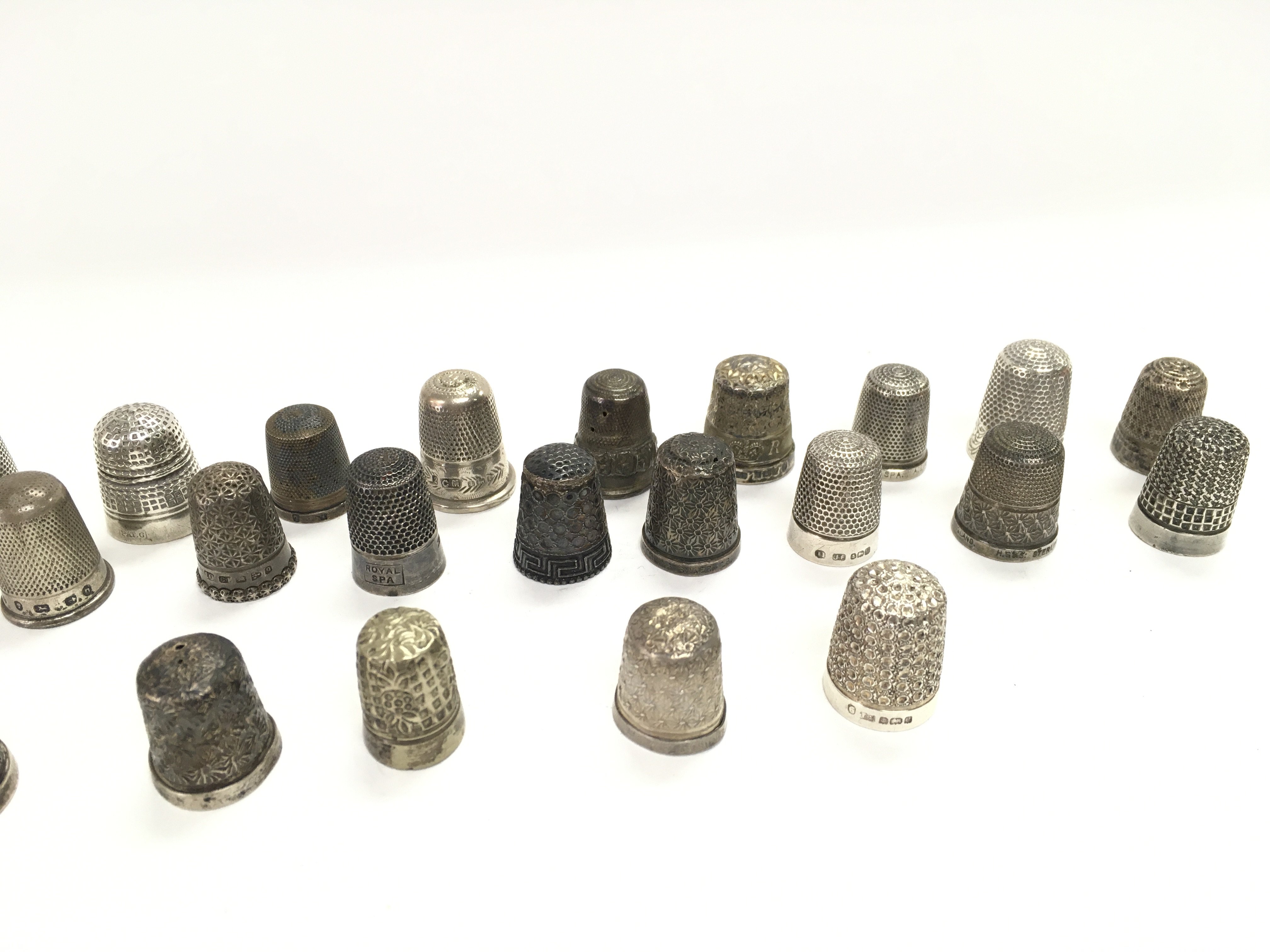 A collection of 24 silver thimbles. - Image 3 of 3