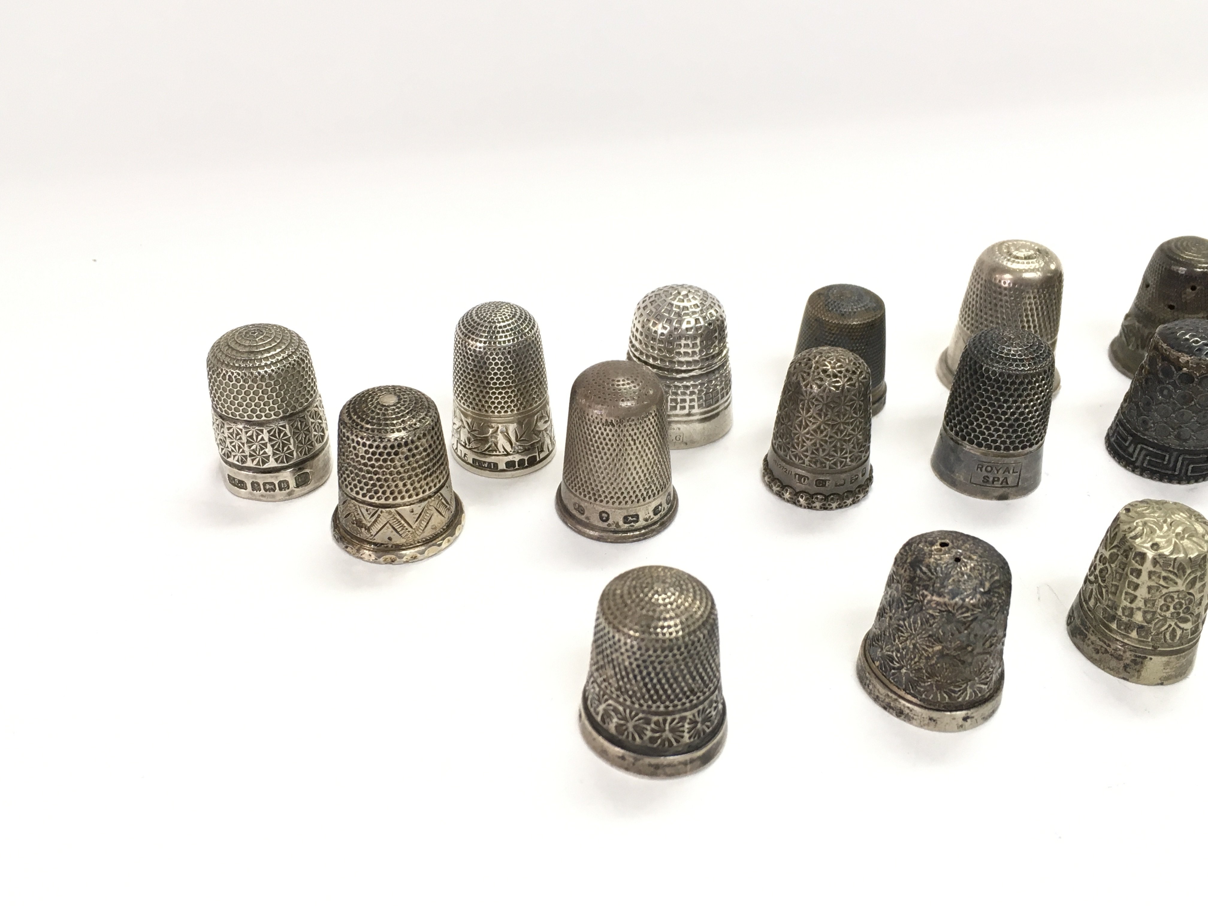 A collection of 24 silver thimbles. - Image 2 of 3