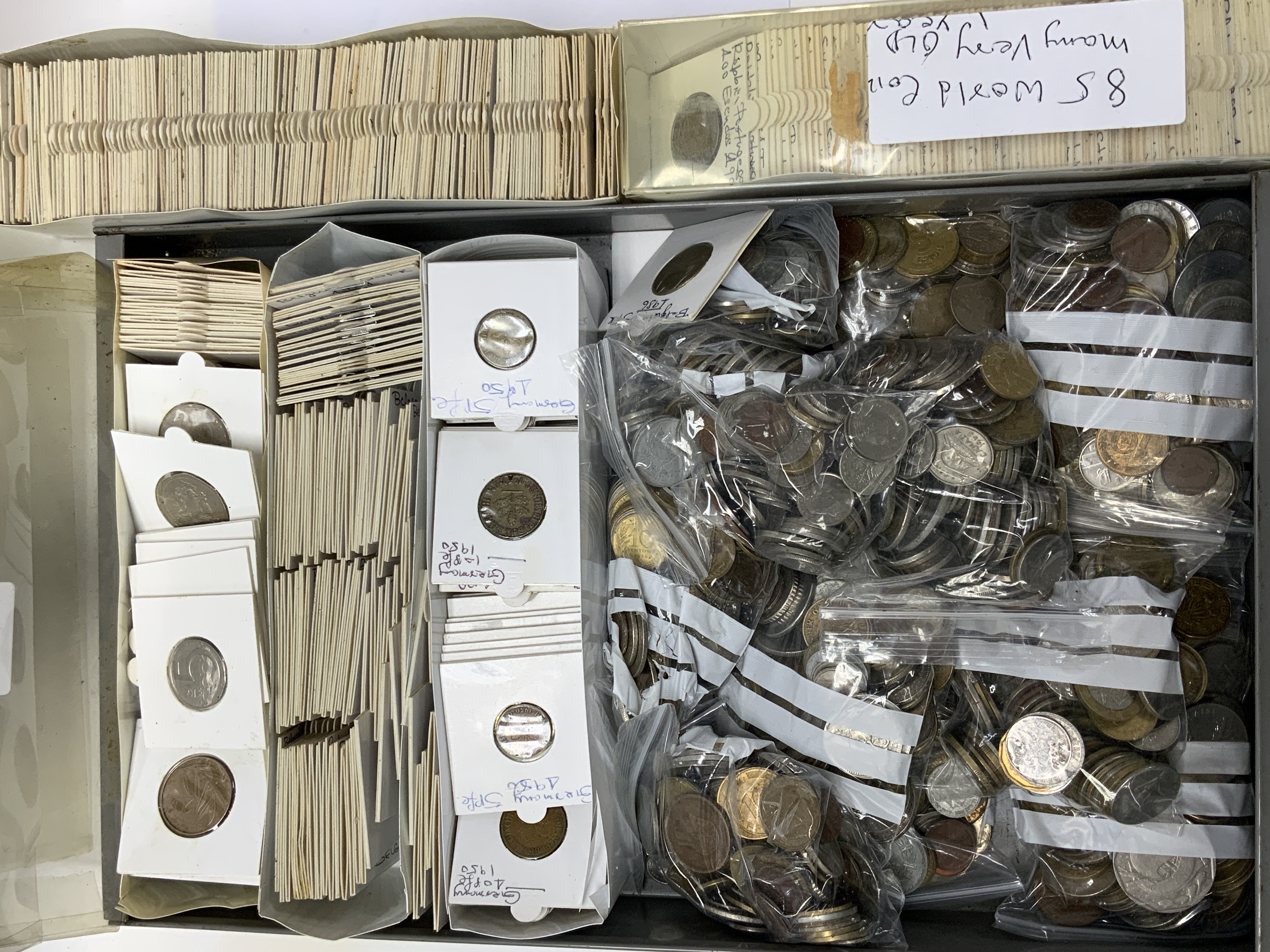 A tray of mixed world coinage. (D).