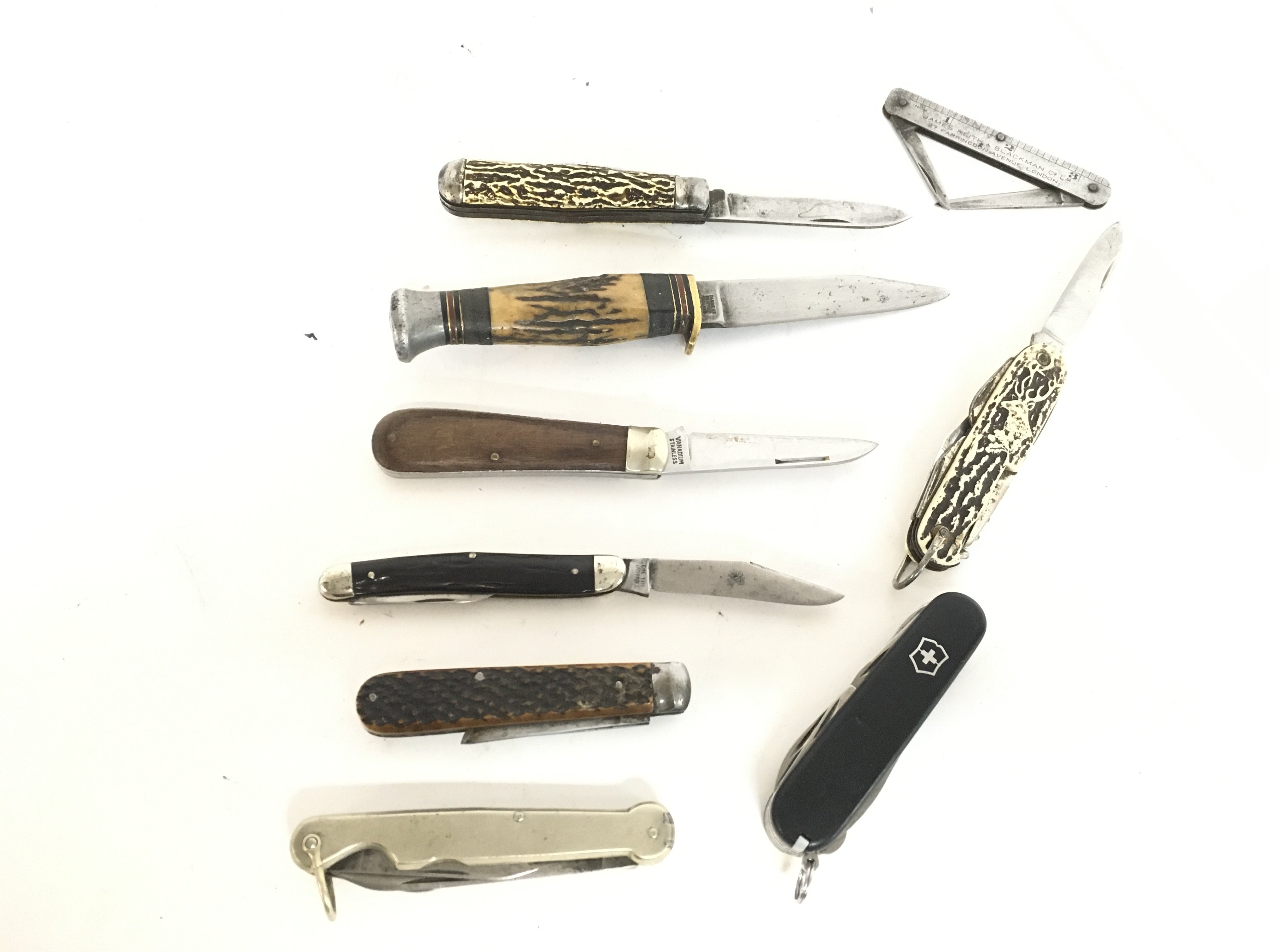 A collection of vintage pocket knives including a
