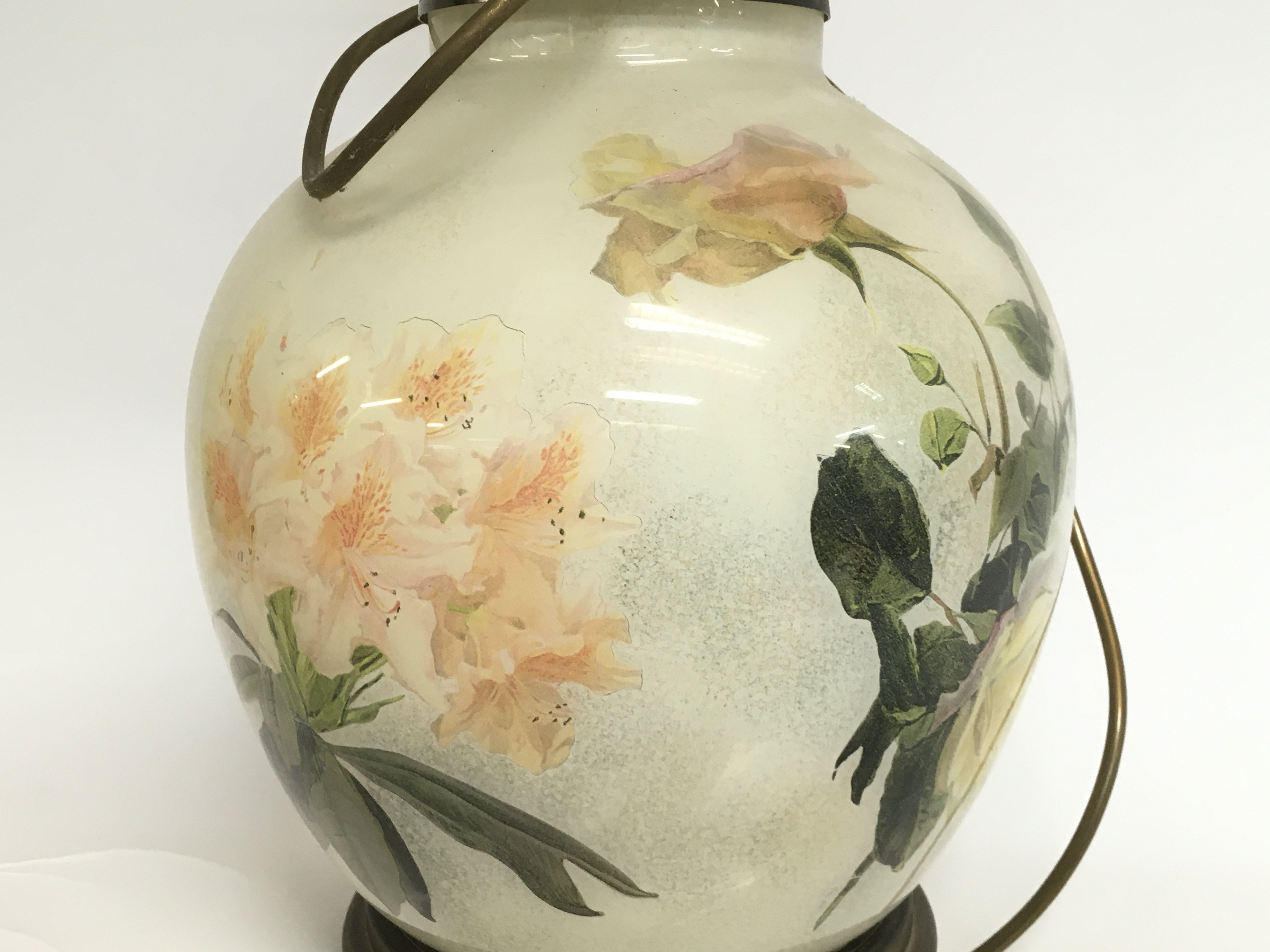 A ceramic lamp with floral design. No reserve. App - Image 3 of 3