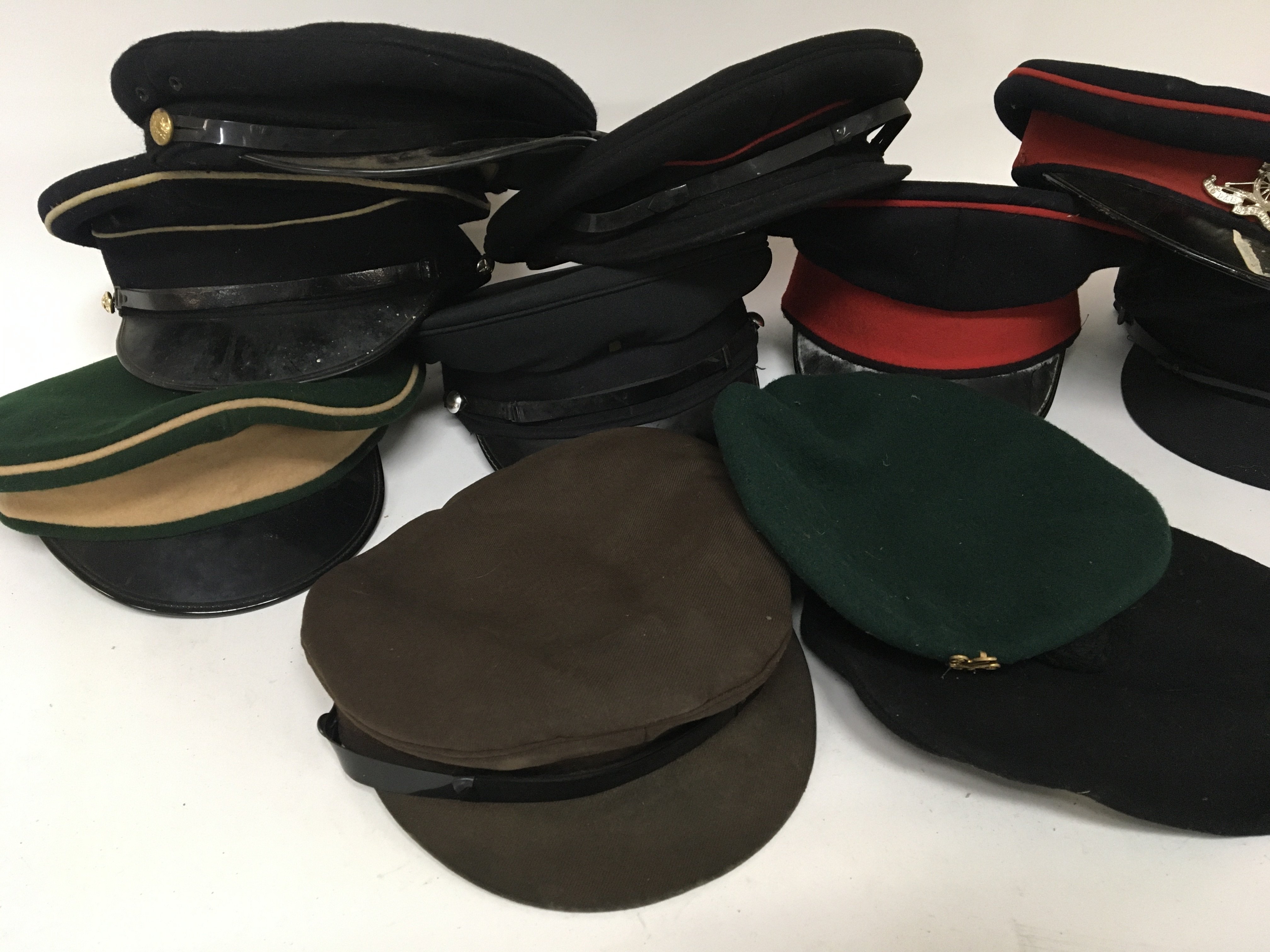 A box containing British Military hats . - Bild 2 aus 2