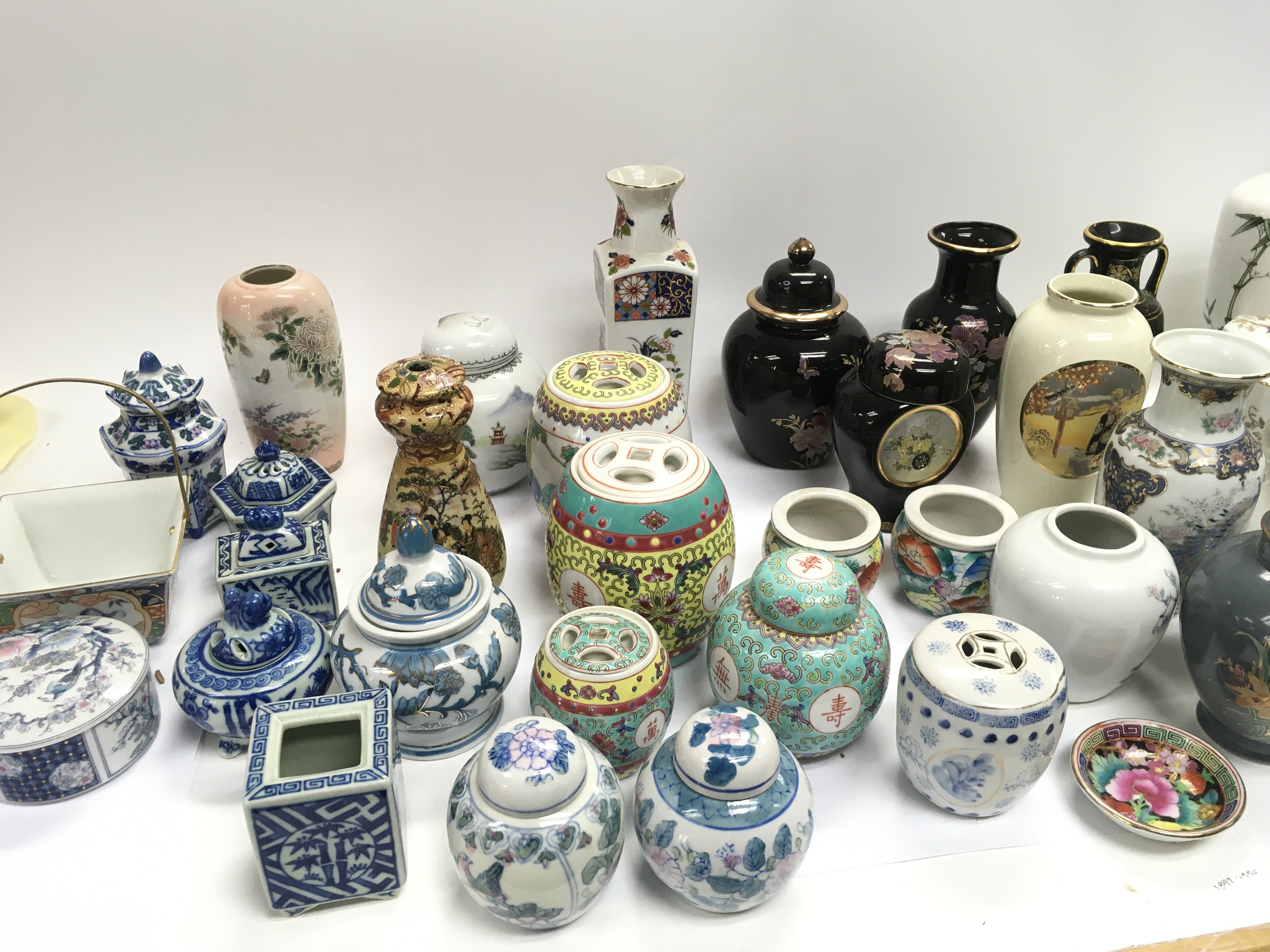 A large mixed lot of 20th century Chinese ceramics - Image 3 of 4