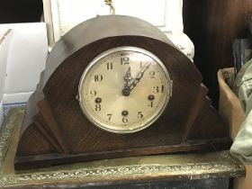 An Oak mantle clock, dimensions 17x40x24cm. This l