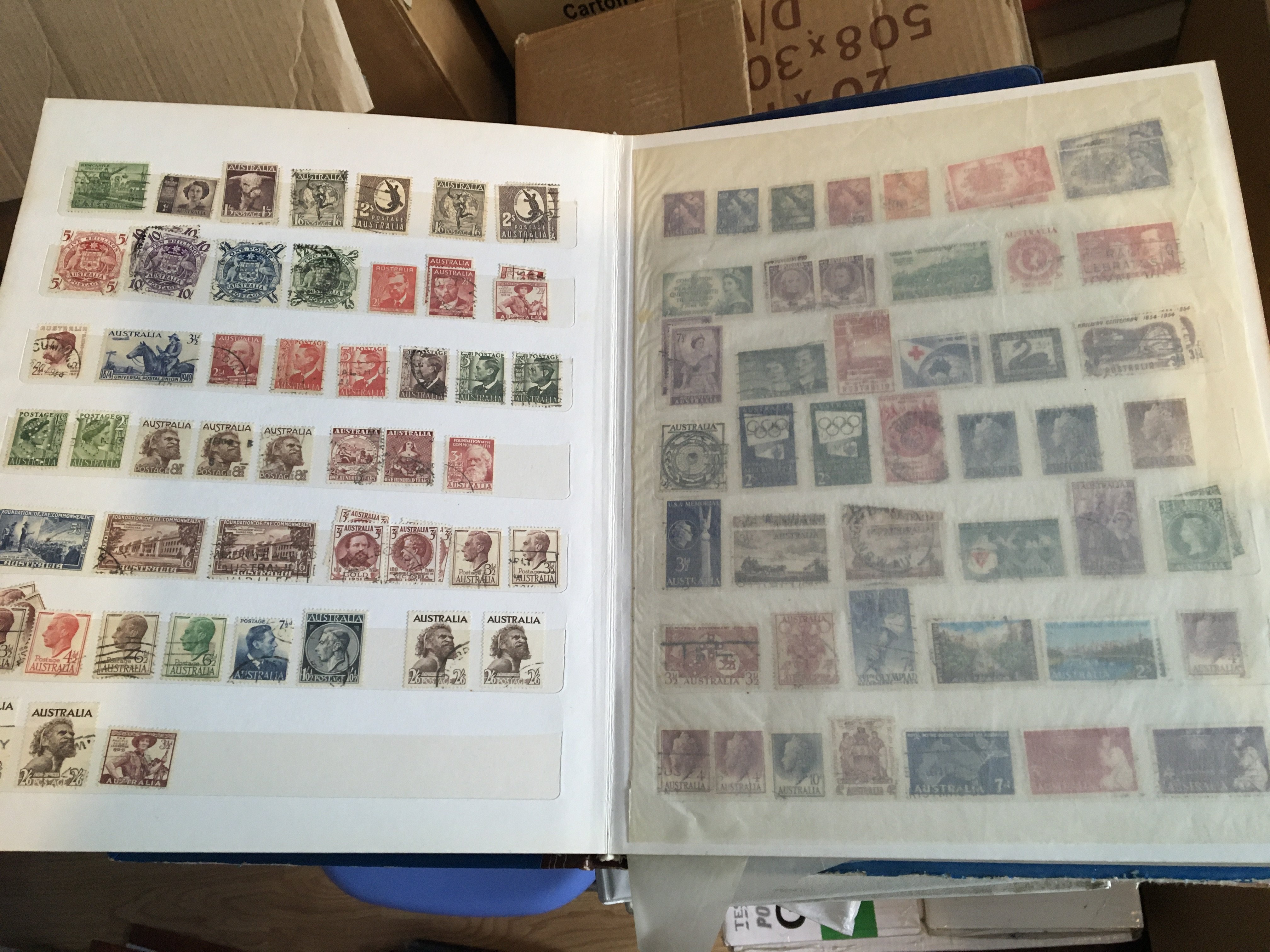 A collection of seven albums of mixed world stamps - Bild 3 aus 5