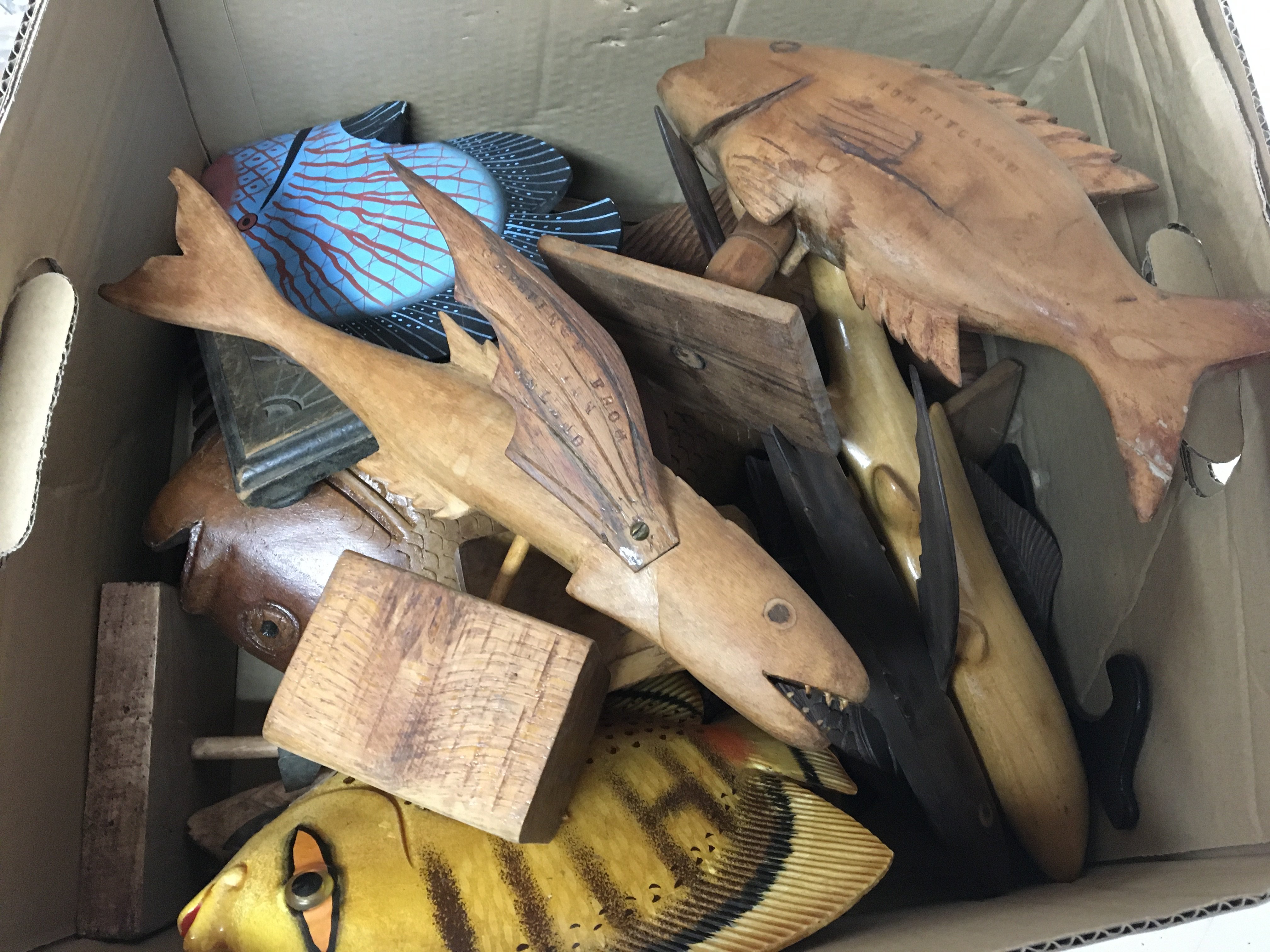 A collection of carved hardwood fish ornaments inc - Bild 2 aus 2