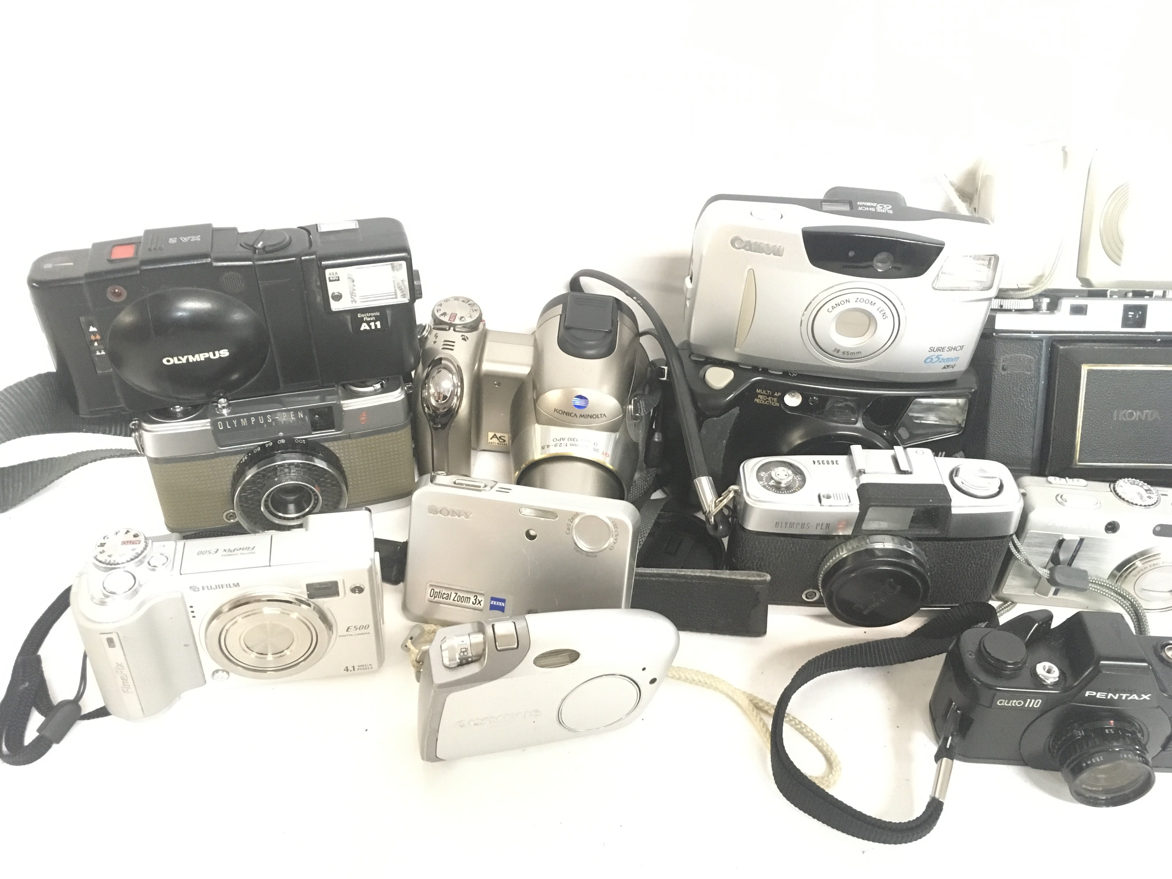 Vintage cameras including Olympus, Pentax, Minolta - Image 2 of 3