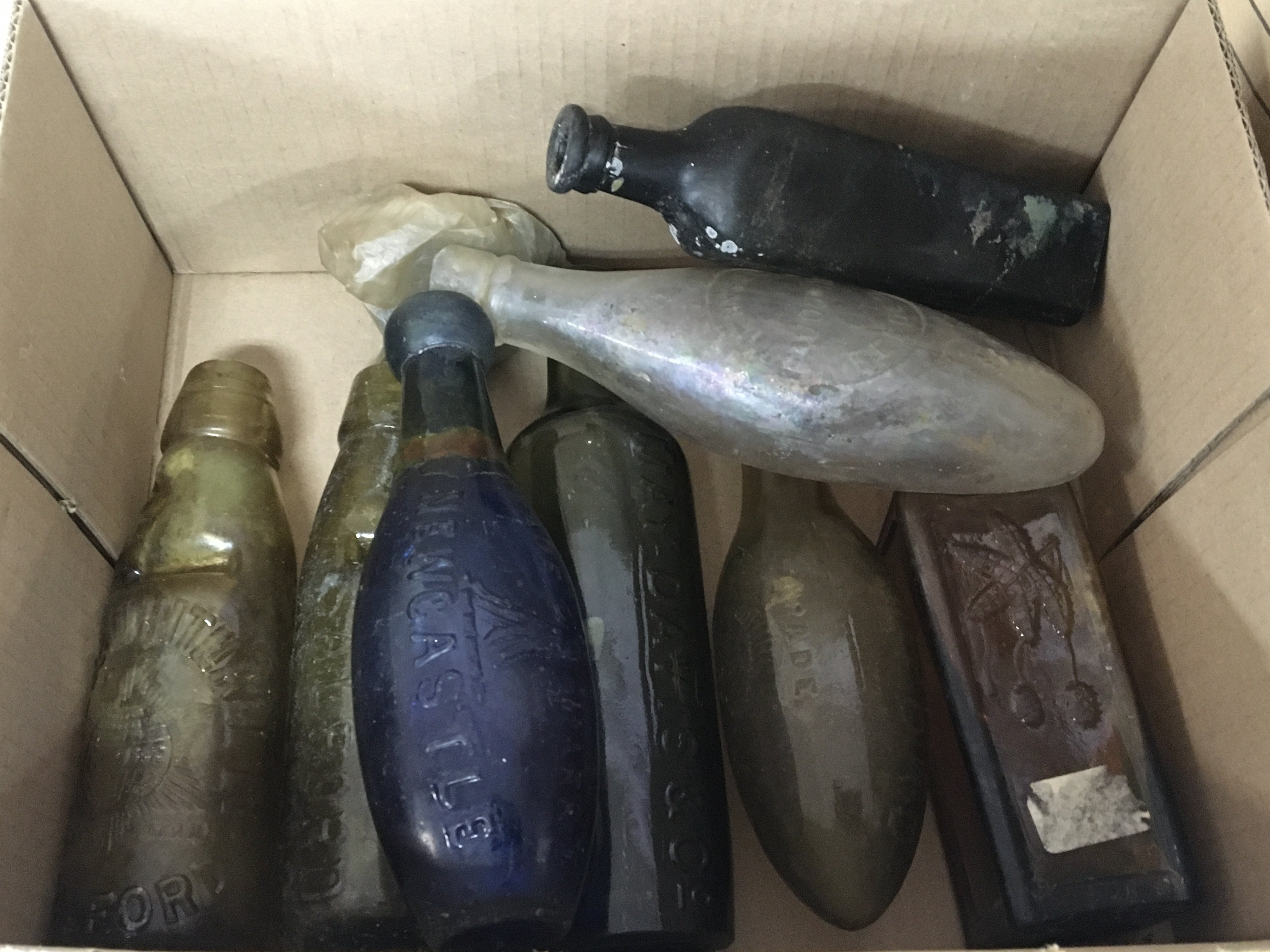 A good collection of antique bottles including blu - Image 2 of 3
