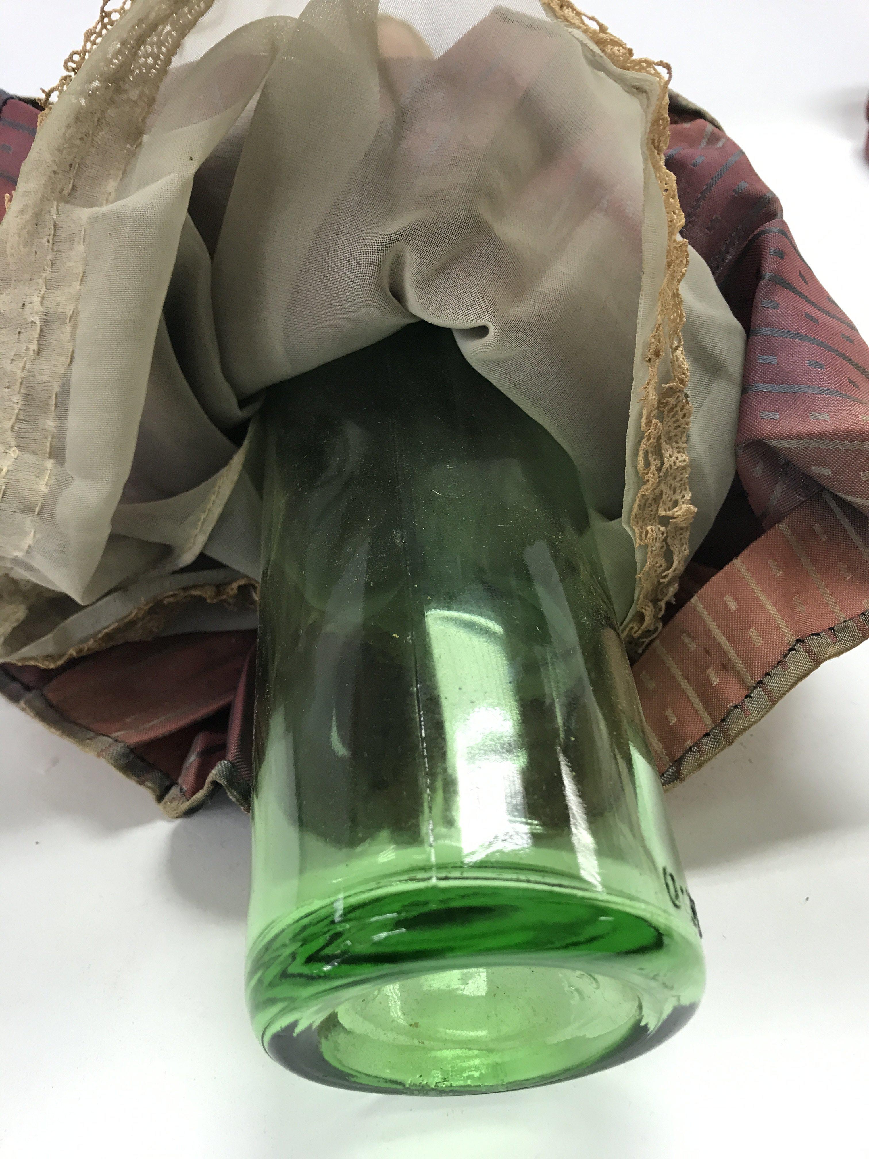 A cloth doll in Victorian style dress under a glas - Bild 3 aus 3